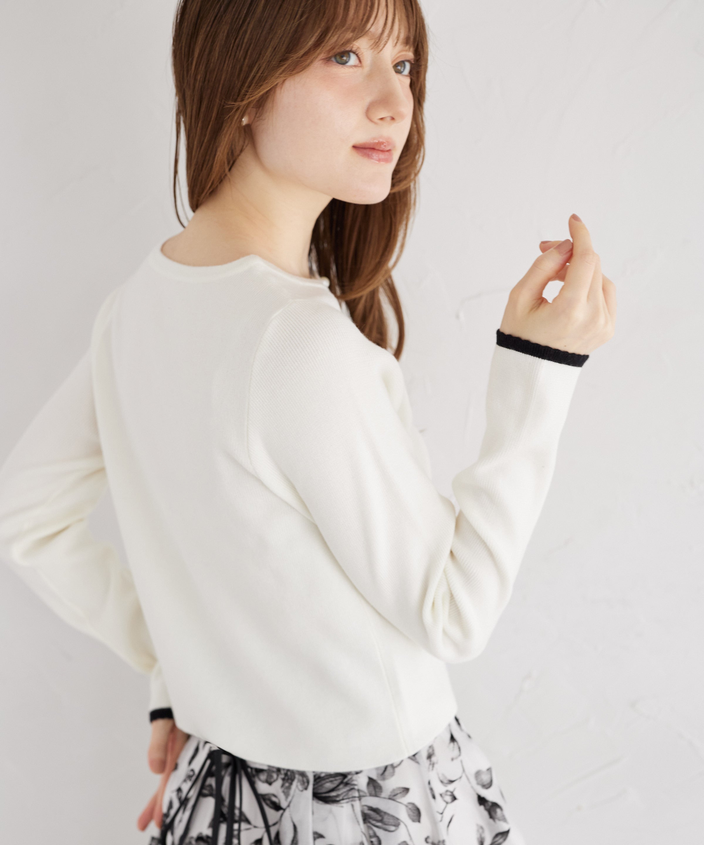 トッコクローゼット tocco closet パールビジュー装飾バイカラーカーディガン ホワイト