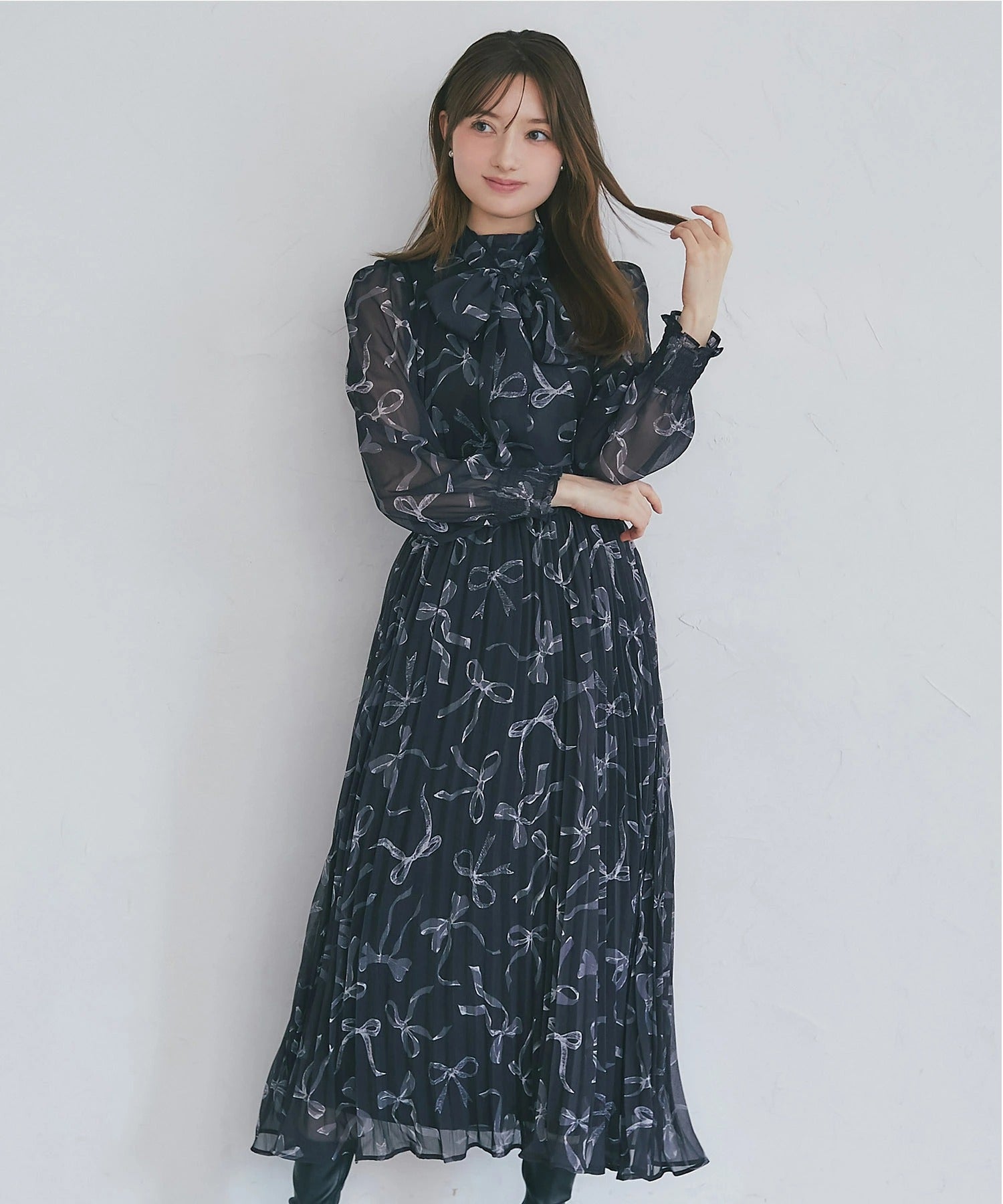 トッコクローゼット tocco closet 2WAYボウタイリボン付きリボンプリントシャーリングプリーツワンピース グレー