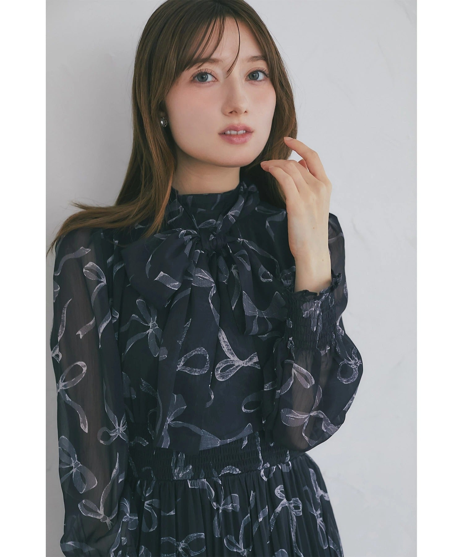 トッコクローゼット tocco closet 2WAYボウタイリボン付きリボンプリントシャーリングプリーツワンピース グレー