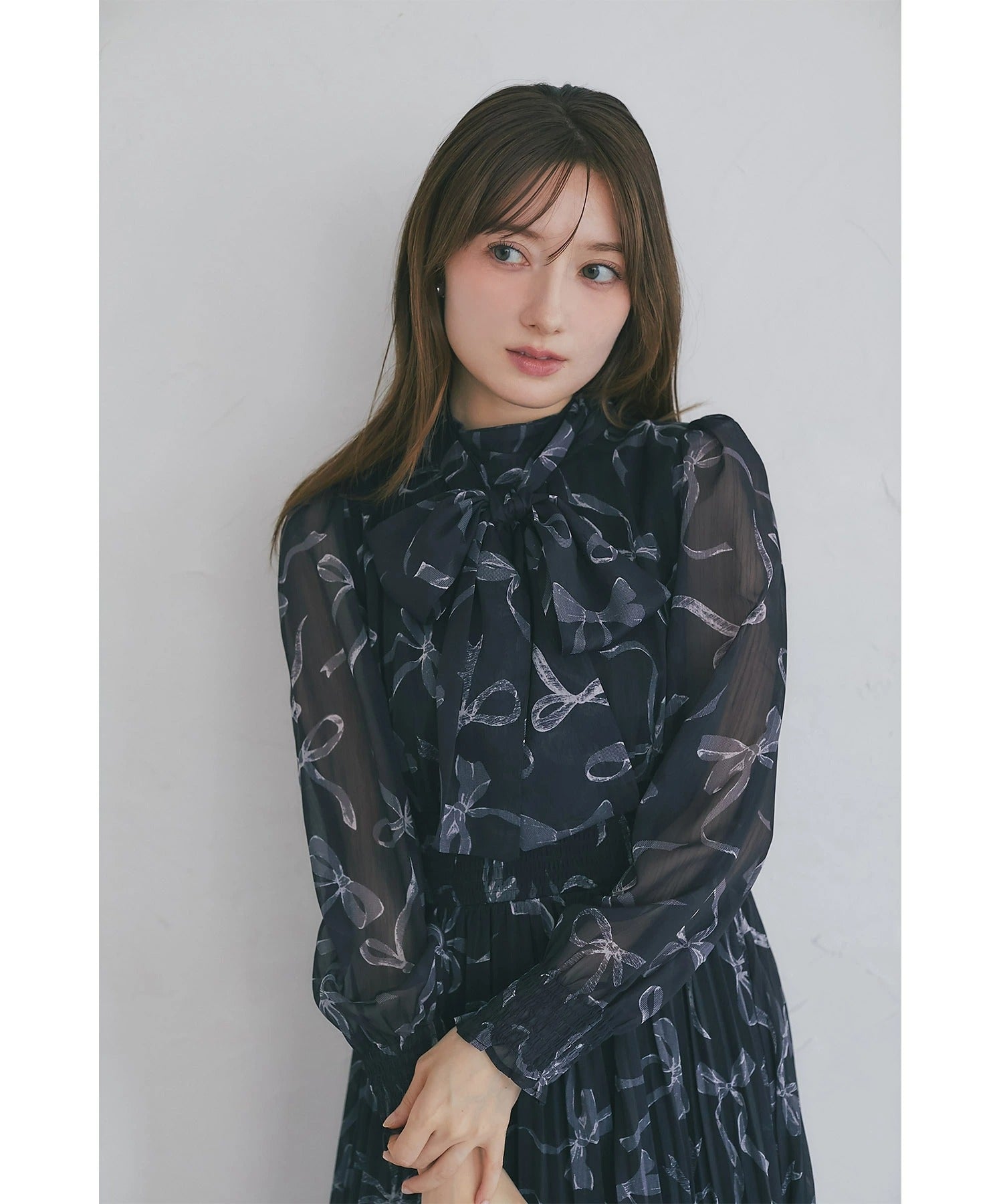 トッコクローゼット tocco closet 2WAYボウタイリボン付きリボンプリントシャーリングプリーツワンピース グレー