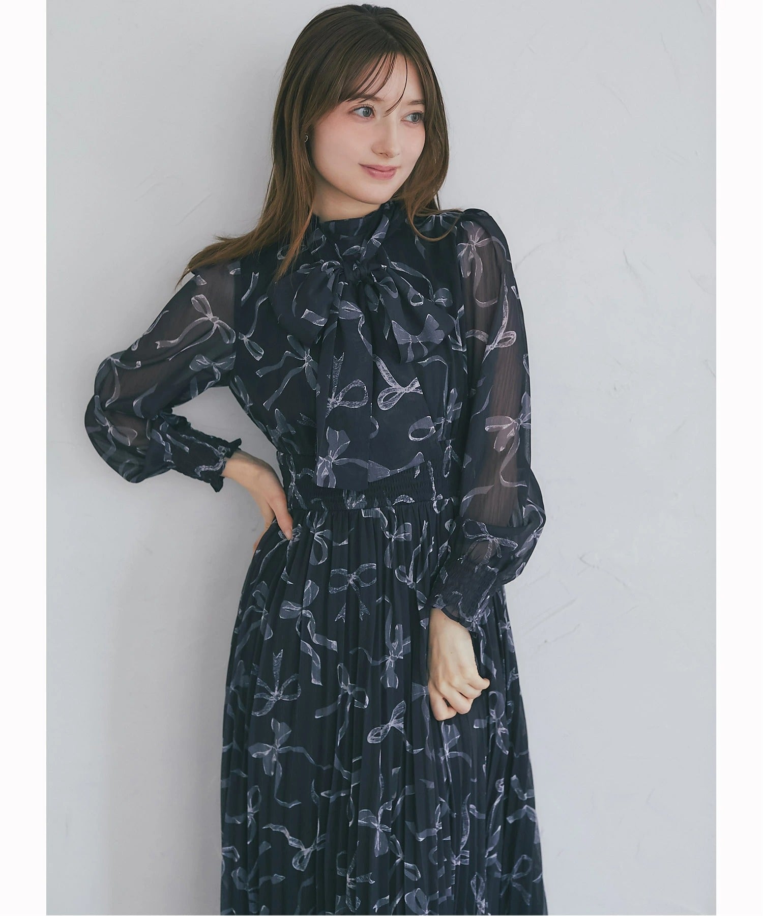 トッコクローゼット tocco closet 2WAYボウタイリボン付きリボンプリントシャーリングプリーツワンピース グレー