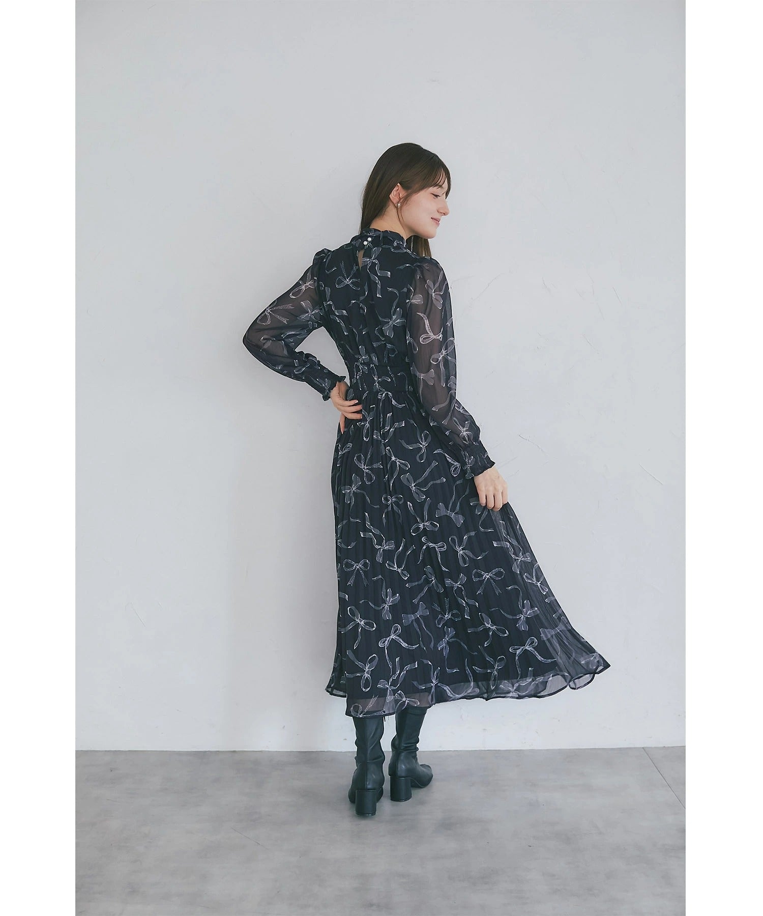 トッコクローゼット tocco closet 2WAYボウタイリボン付きリボンプリントシャーリングプリーツワンピース グレー