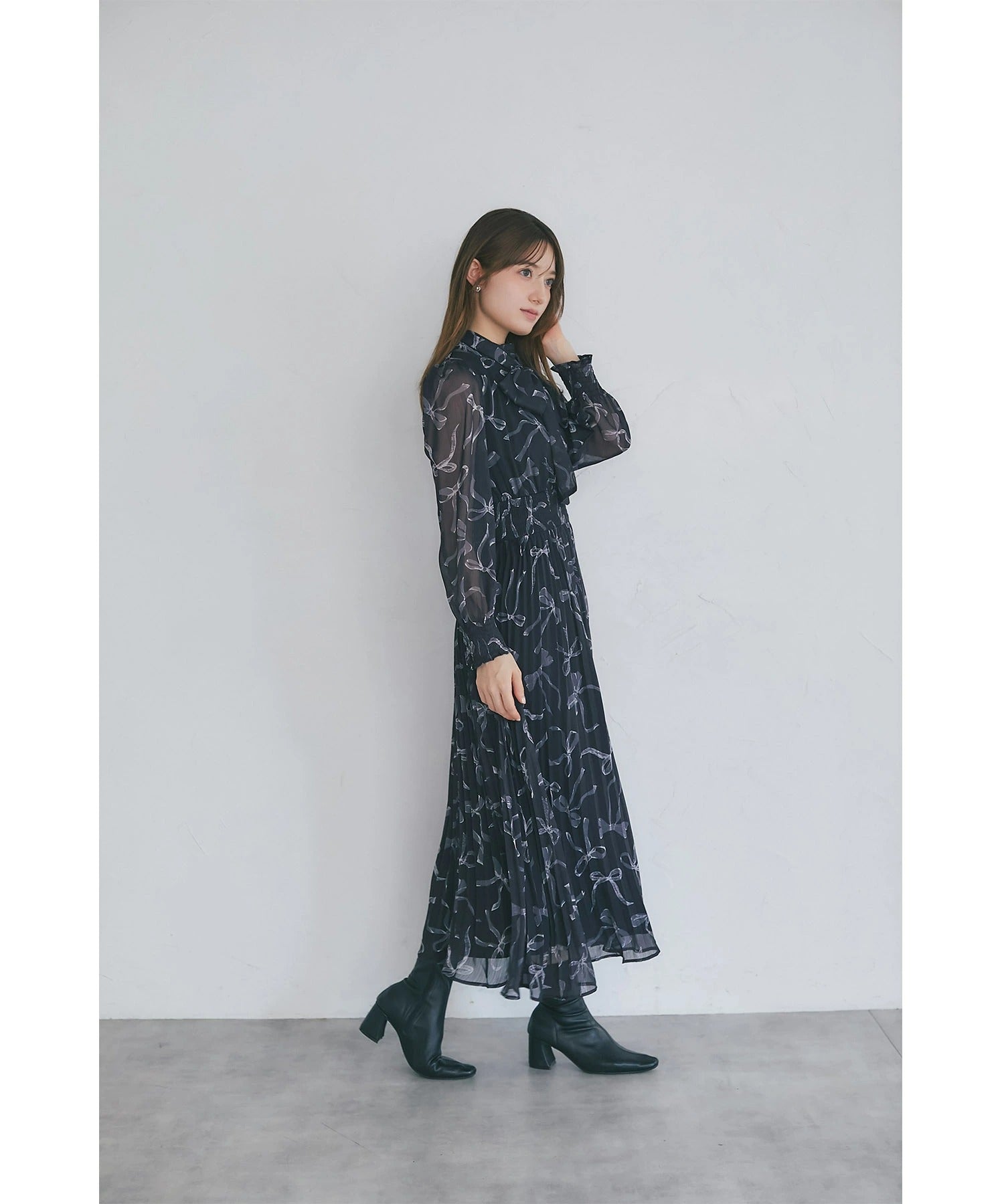 トッコクローゼット tocco closet 2WAYボウタイリボン付きリボンプリントシャーリングプリーツワンピース グレー