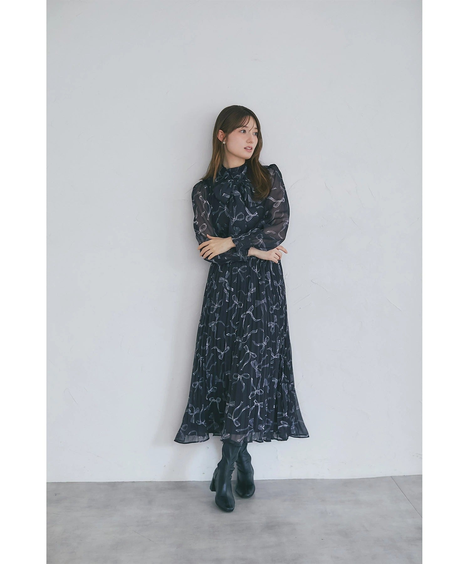 トッコクローゼット tocco closet 2WAYボウタイリボン付きリボンプリントシャーリングプリーツワンピース グレー