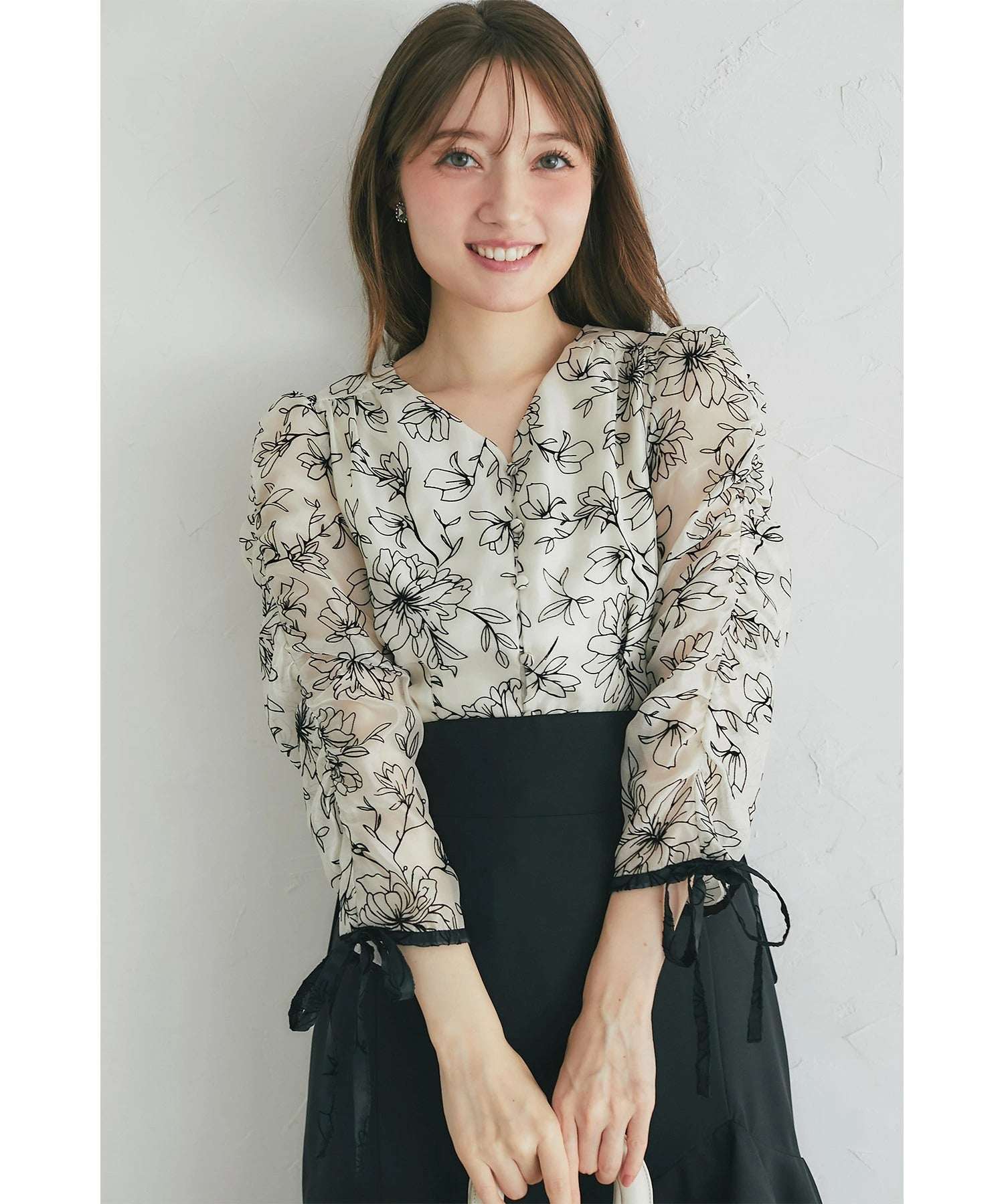 トッコクローゼット tocco closet リボン付きフロッキーフラワープリントシアーブラウス ホワイト