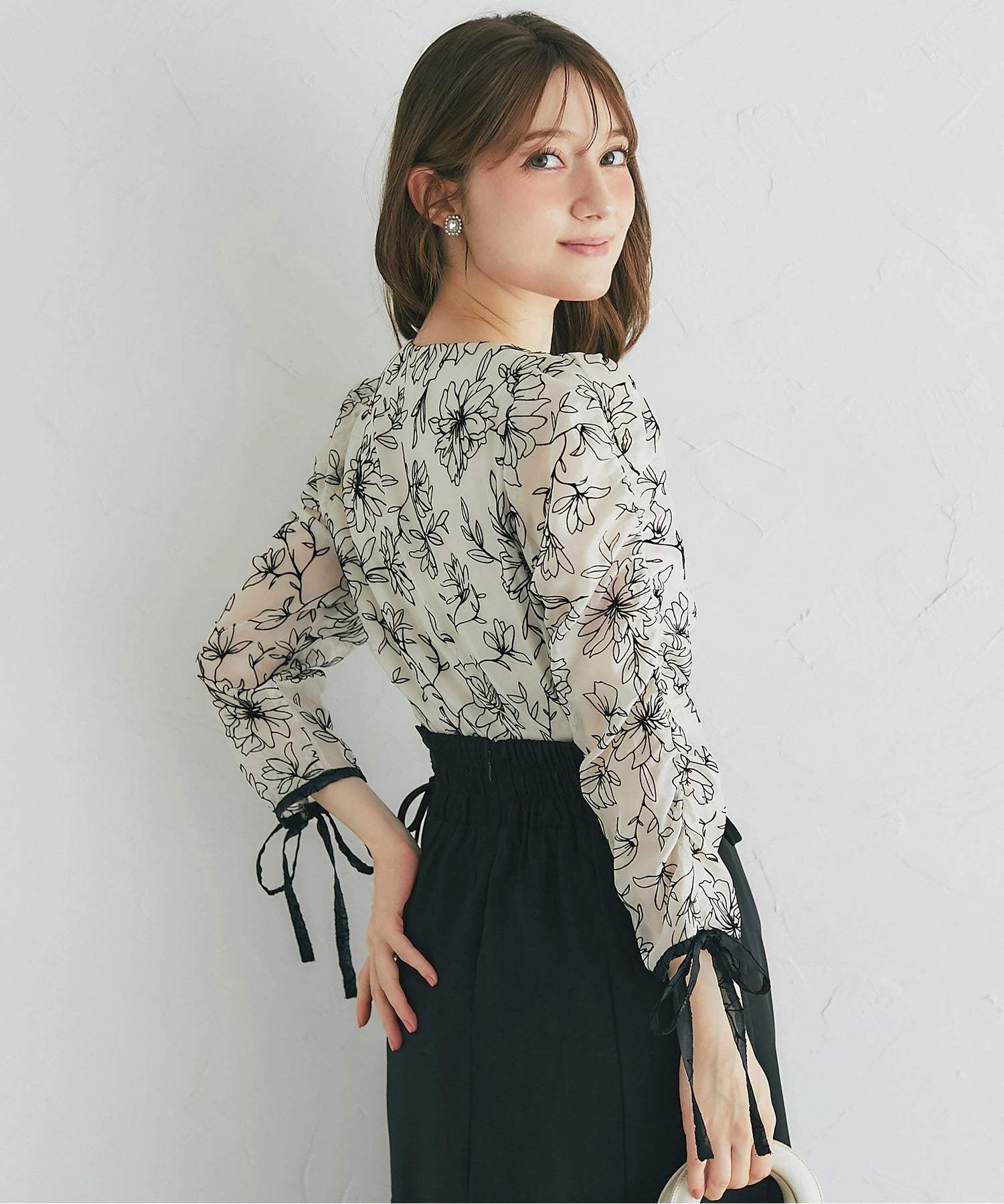 トッコクローゼット tocco closet リボン付きフロッキーフラワープリントシアーブラウス ホワイト