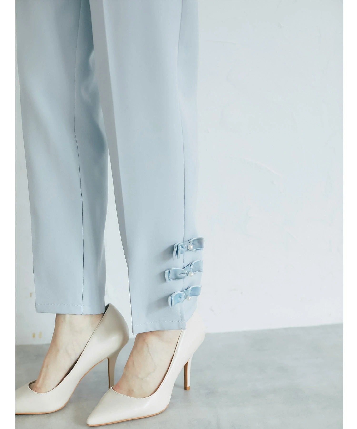 トッコクローゼット tocco closet 裾パール＆ベロアリボン付きテーパードパンツ ブルー
