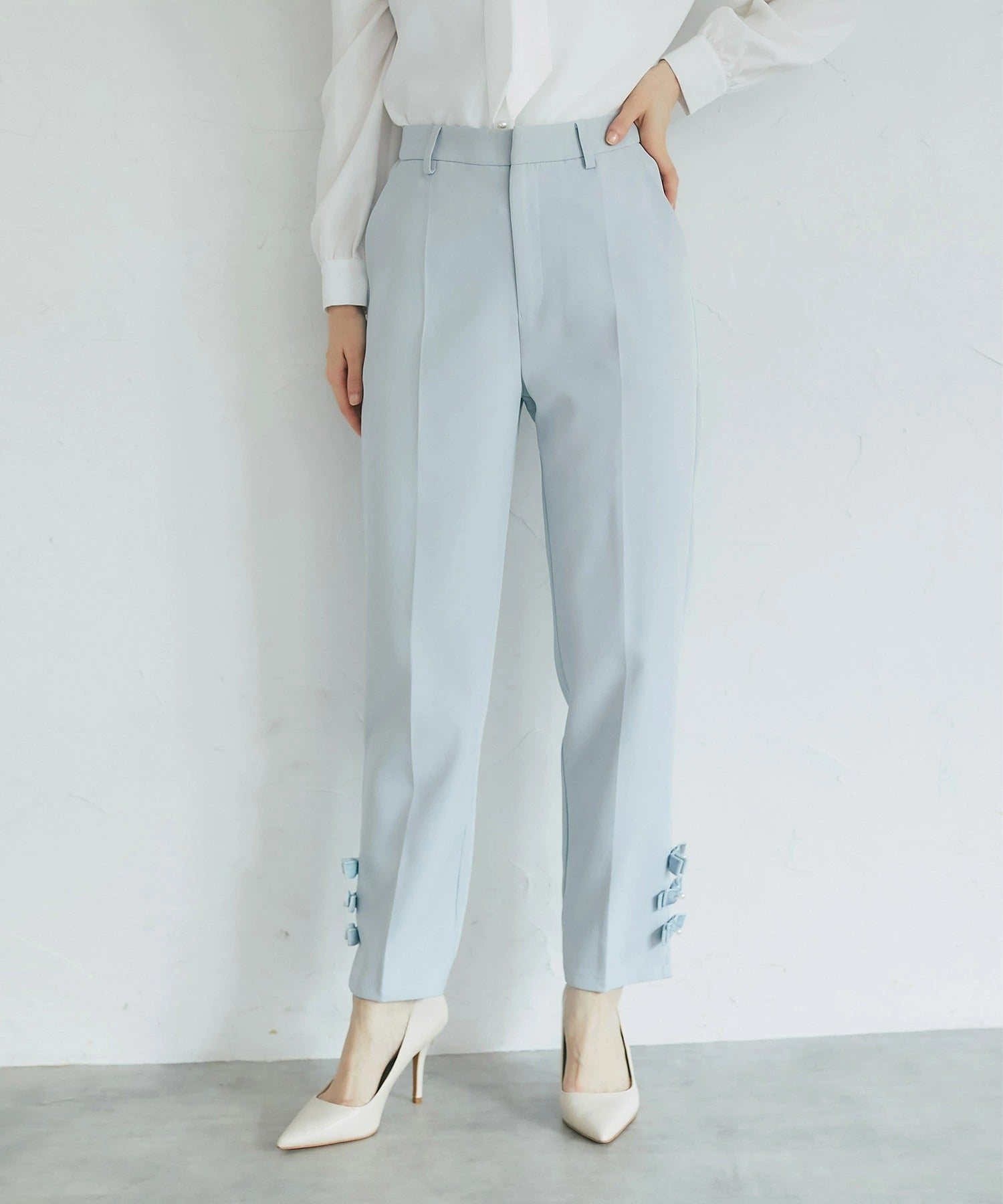 トッコクローゼット tocco closet 裾パール＆ベロアリボン付きテーパードパンツ ブルー
