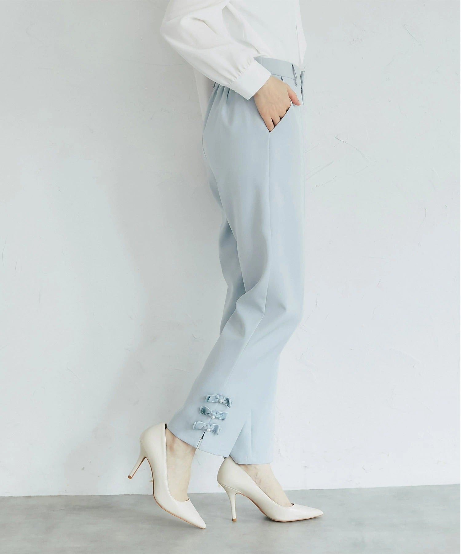 トッコクローゼット tocco closet 裾パール＆ベロアリボン付きテーパードパンツ ブルー