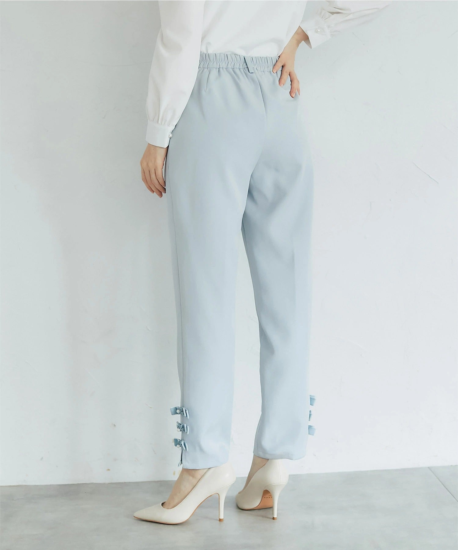 トッコクローゼット tocco closet 裾パール＆ベロアリボン付きテーパードパンツ ブルー