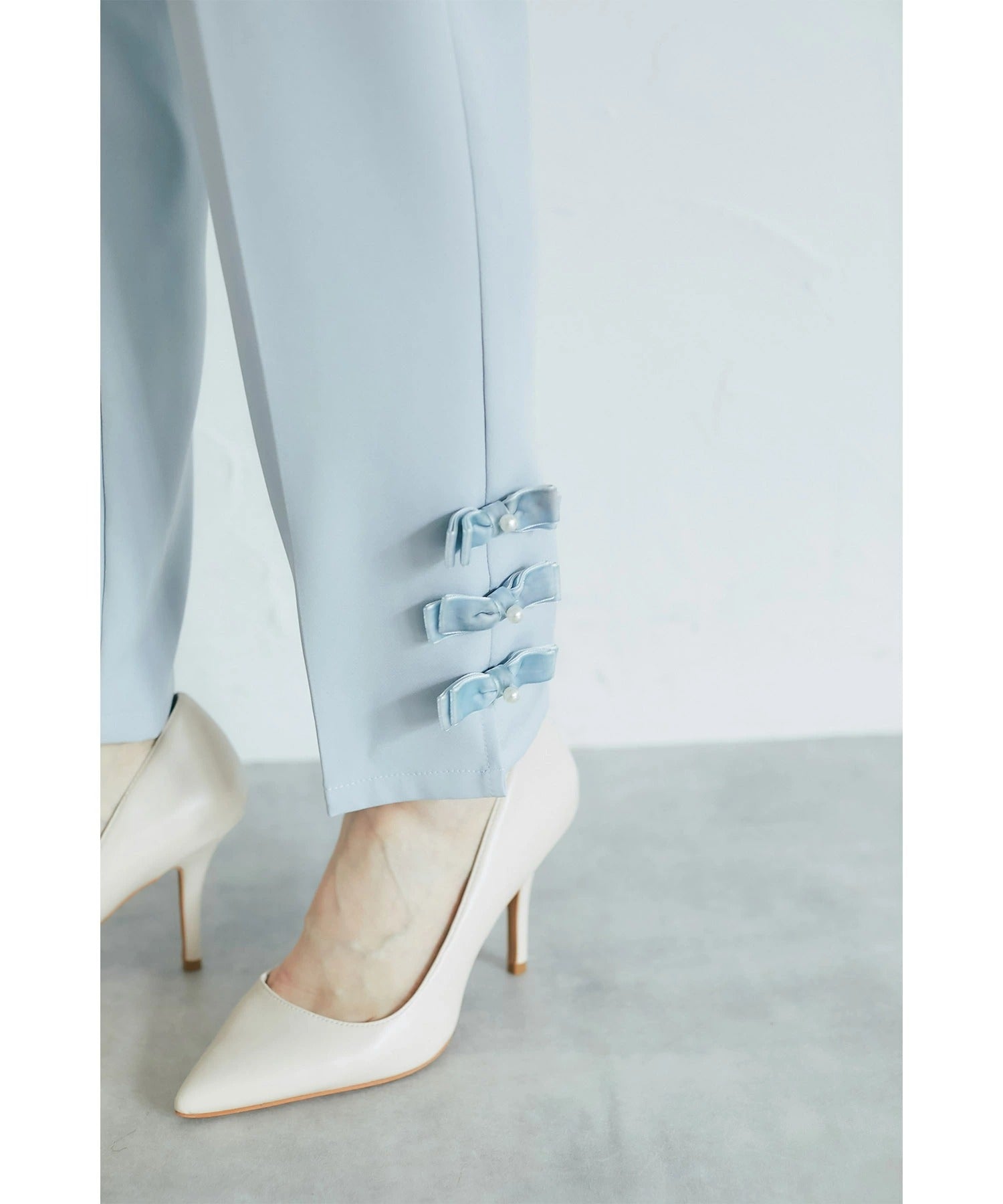 トッコクローゼット tocco closet 裾パール＆ベロアリボン付きテーパードパンツ ブルー