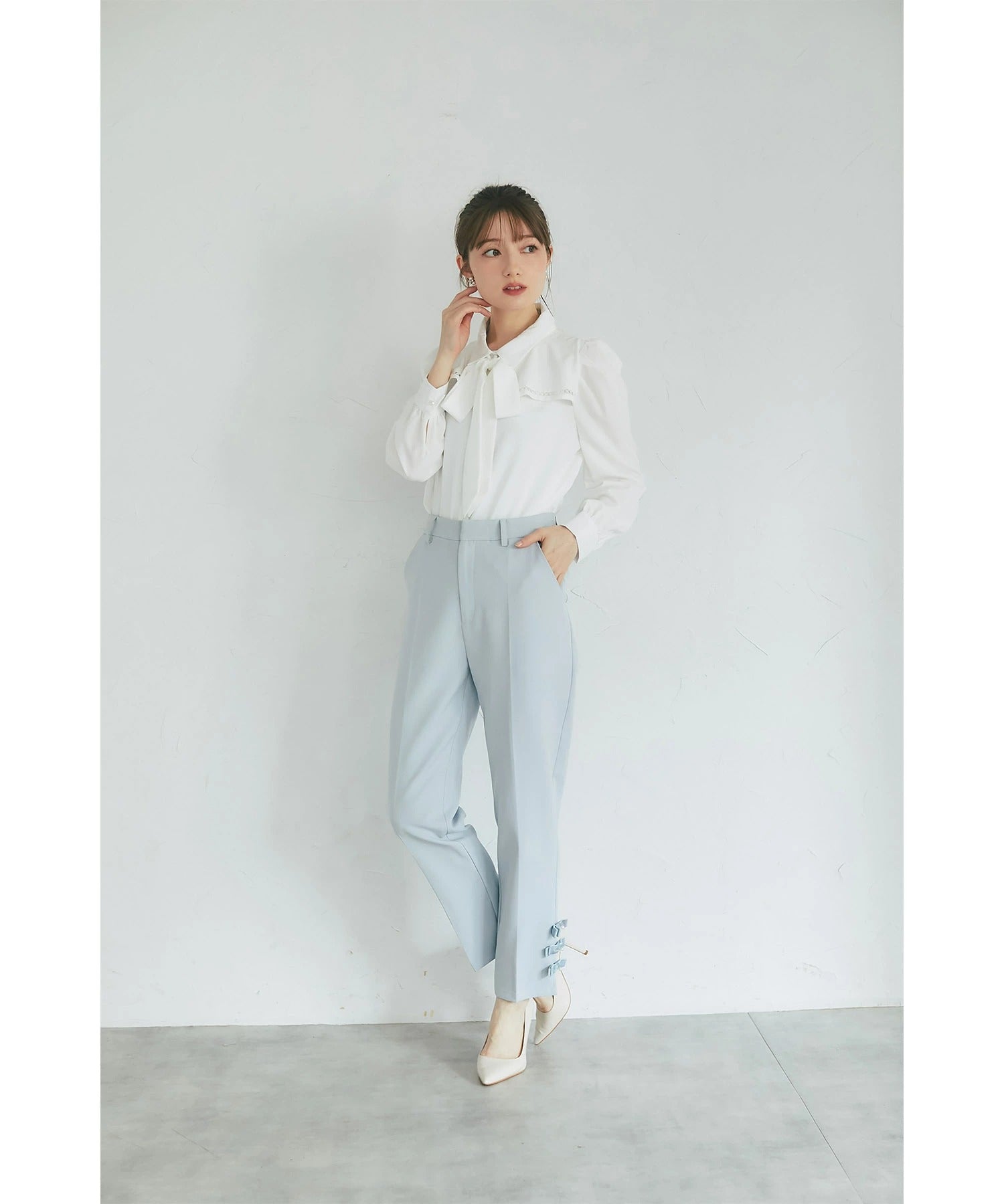 トッコクローゼット tocco closet 裾パール＆ベロアリボン付きテーパードパンツ ブルー