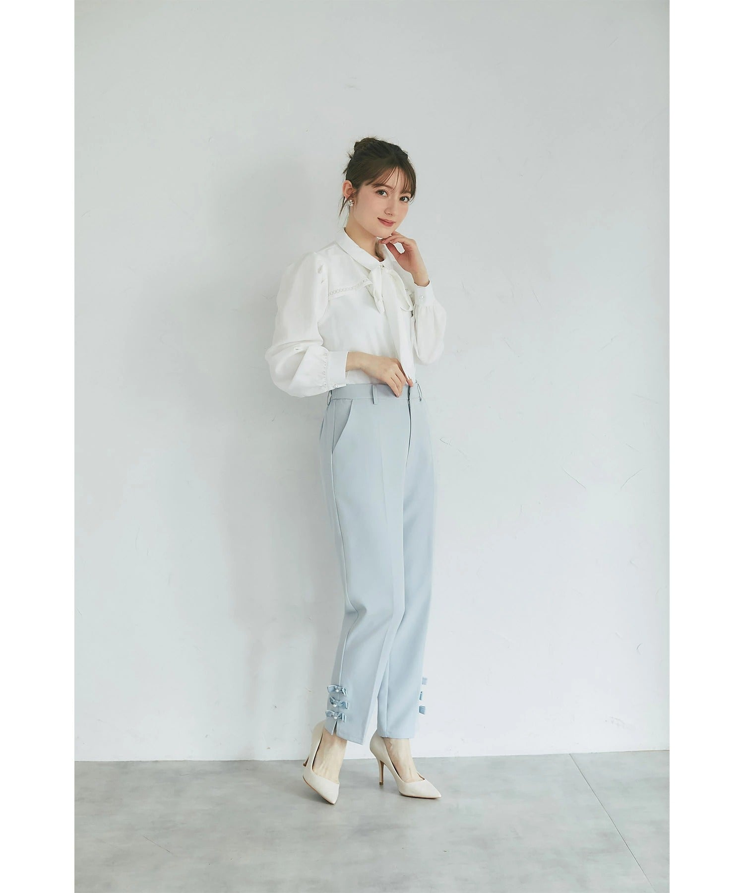 トッコクローゼット tocco closet 裾パール＆ベロアリボン付きテーパードパンツ ブルー