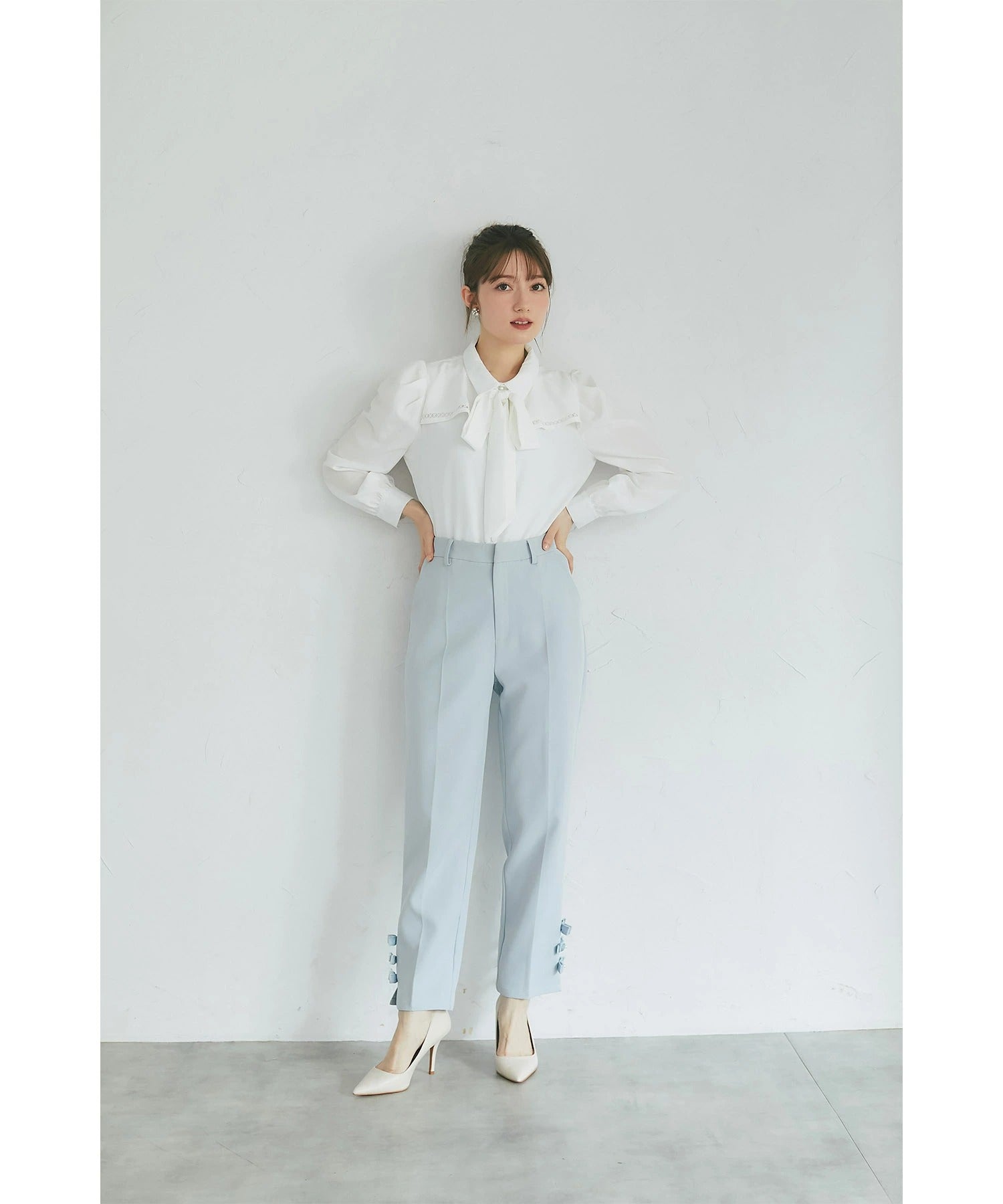 トッコクローゼット tocco closet 裾パール＆ベロアリボン付きテーパードパンツ ブルー