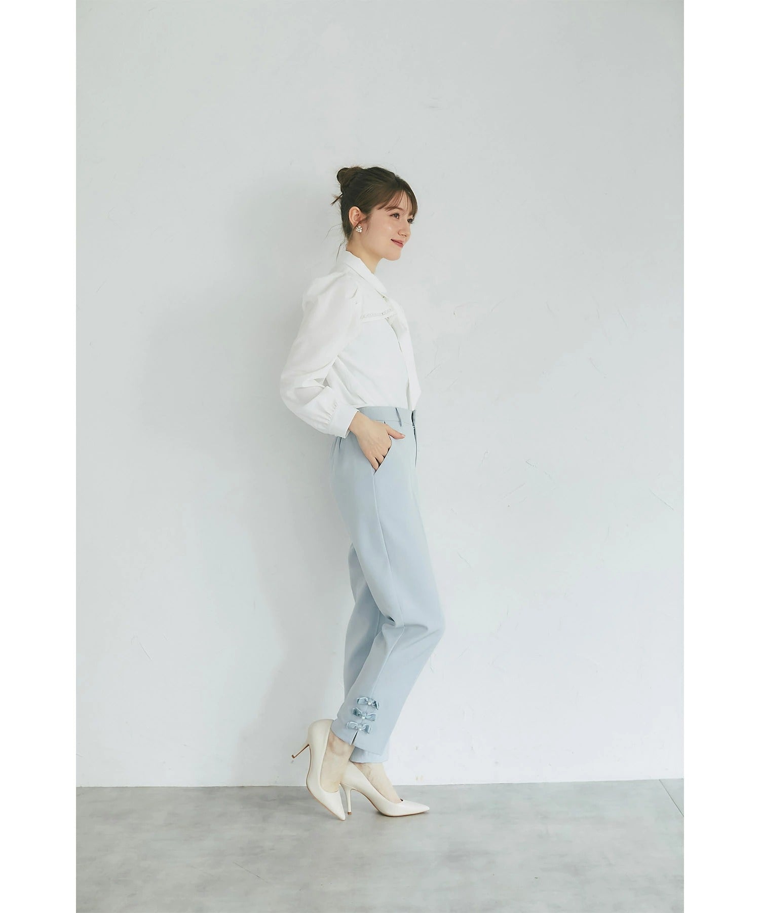 トッコクローゼット tocco closet 裾パール＆ベロアリボン付きテーパードパンツ ブルー