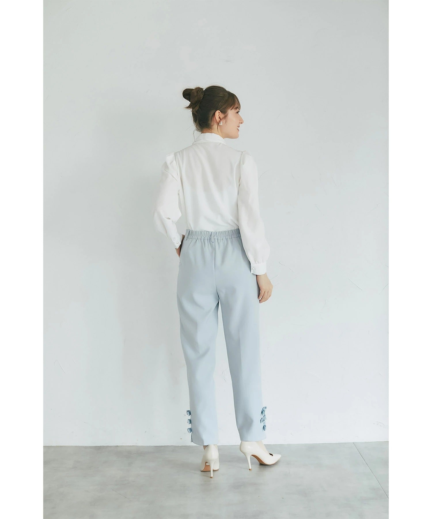 トッコクローゼット tocco closet 裾パール＆ベロアリボン付きテーパードパンツ ブルー