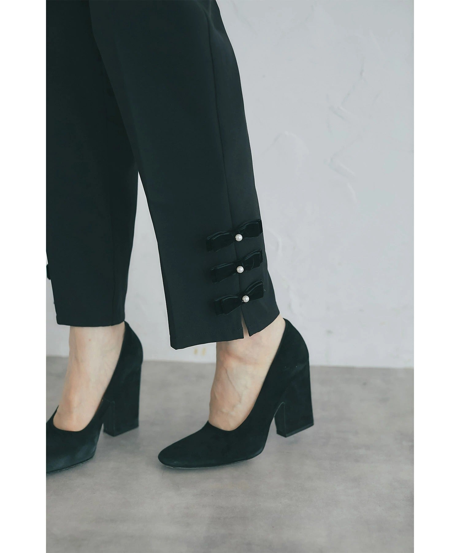 トッコクローゼット tocco closet 裾パール＆ベロアリボン付きテーパードパンツ ブラック