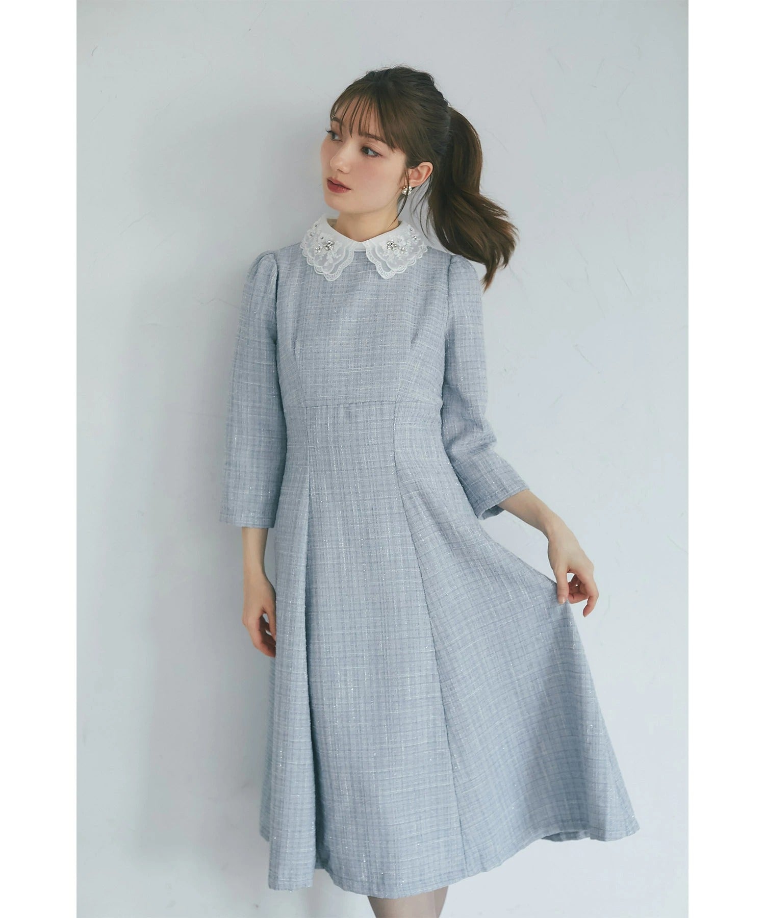 トッコクローゼット tocco closet ビジュー×立体モチーフ付きオーガンジーフラワーレース襟ツイードワンピース ブルー