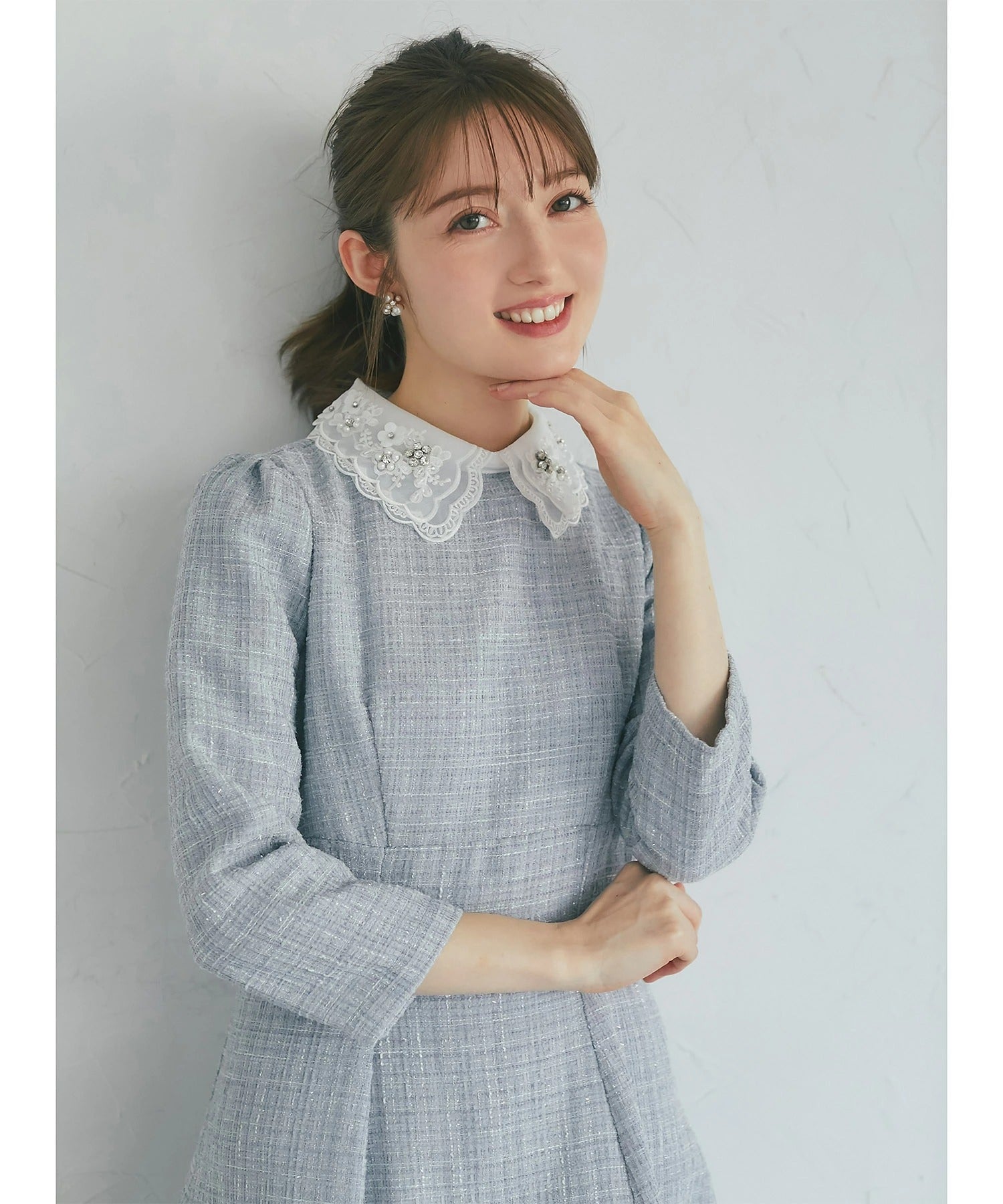 トッコクローゼット tocco closet ビジュー×立体モチーフ付きオーガンジーフラワーレース襟ツイードワンピース ブルー