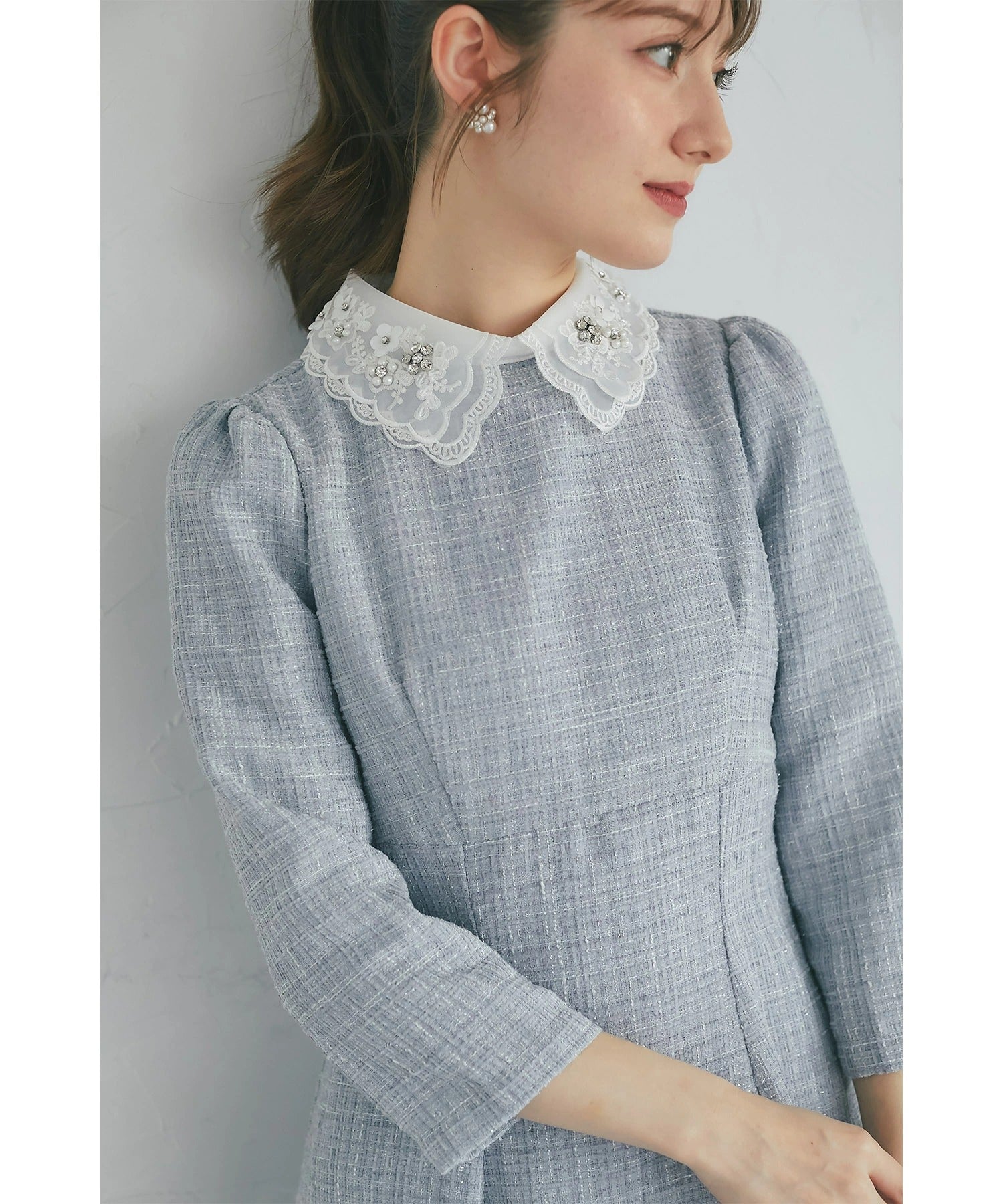トッコクローゼット tocco closet ビジュー×立体モチーフ付きオーガンジーフラワーレース襟ツイードワンピース ブルー