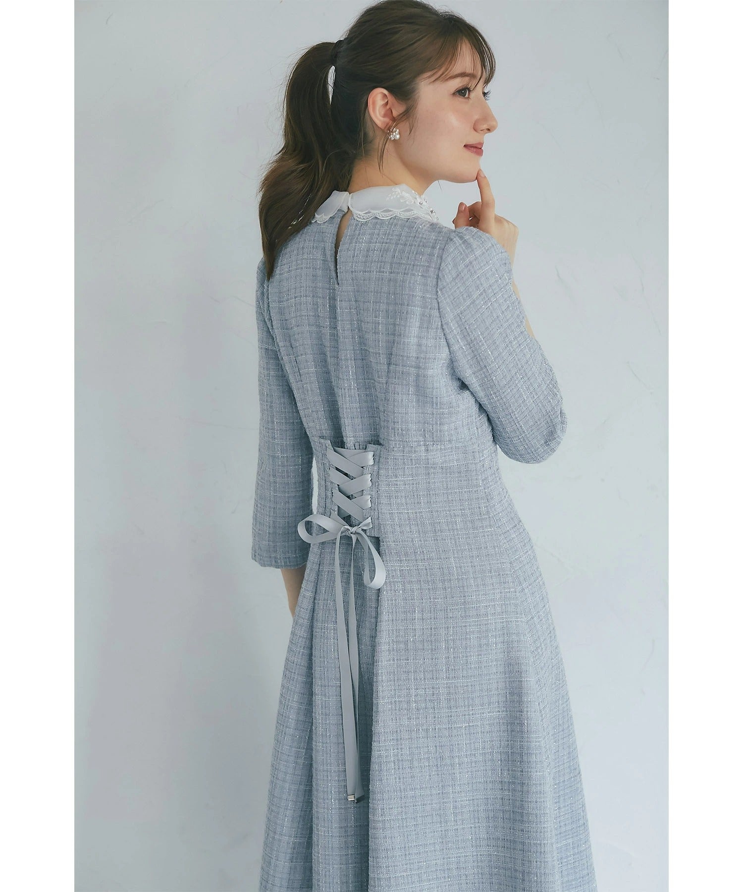 トッコクローゼット tocco closet ビジュー×立体モチーフ付きオーガンジーフラワーレース襟ツイードワンピース ブルー