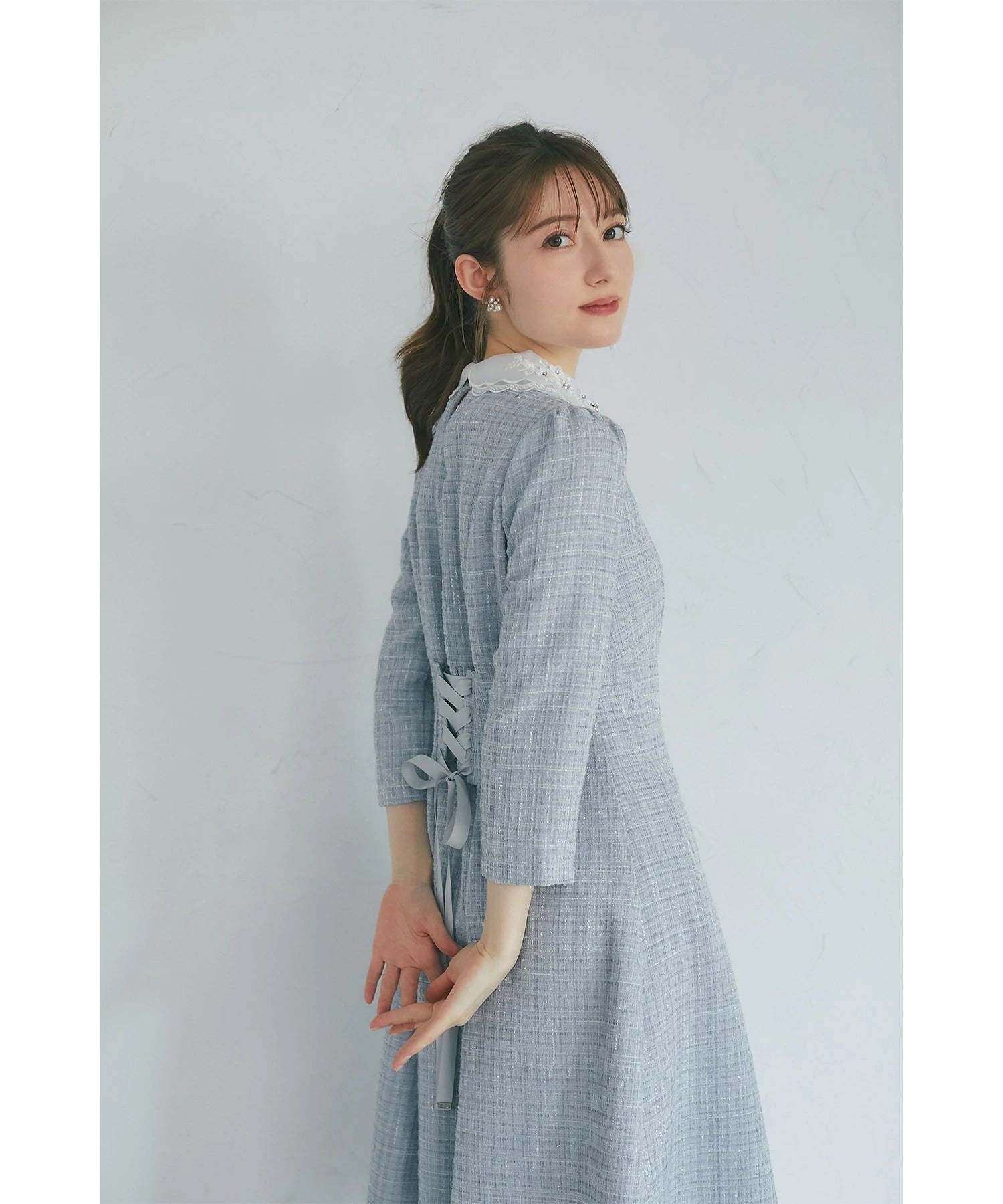 トッコクローゼット tocco closet ビジュー×立体モチーフ付きオーガンジーフラワーレース襟ツイードワンピース ブルー