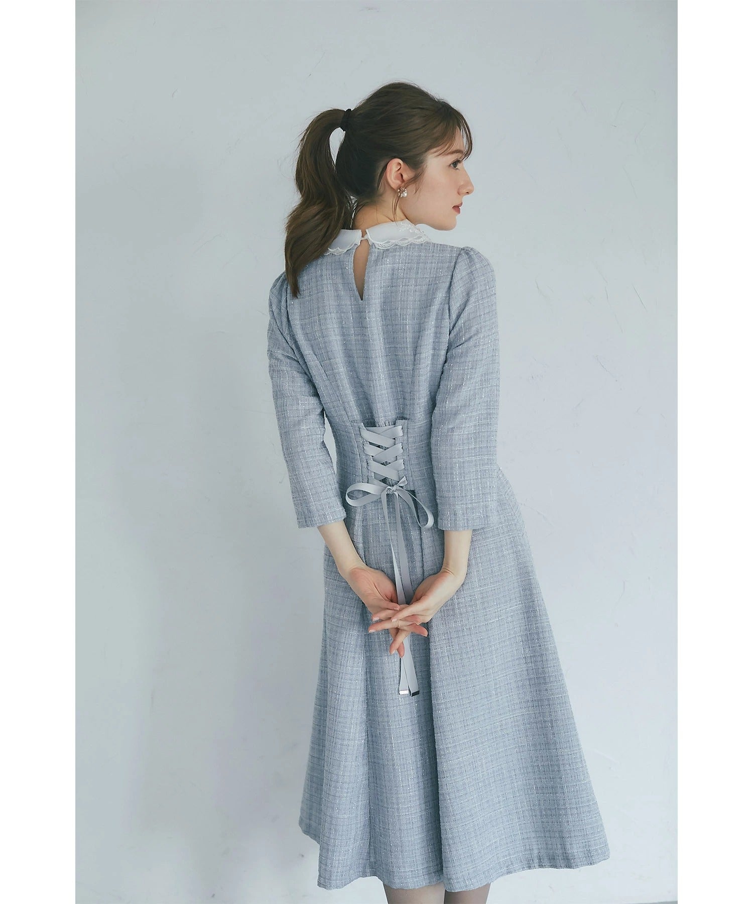 トッコクローゼット tocco closet ビジュー×立体モチーフ付きオーガンジーフラワーレース襟ツイードワンピース ブルー