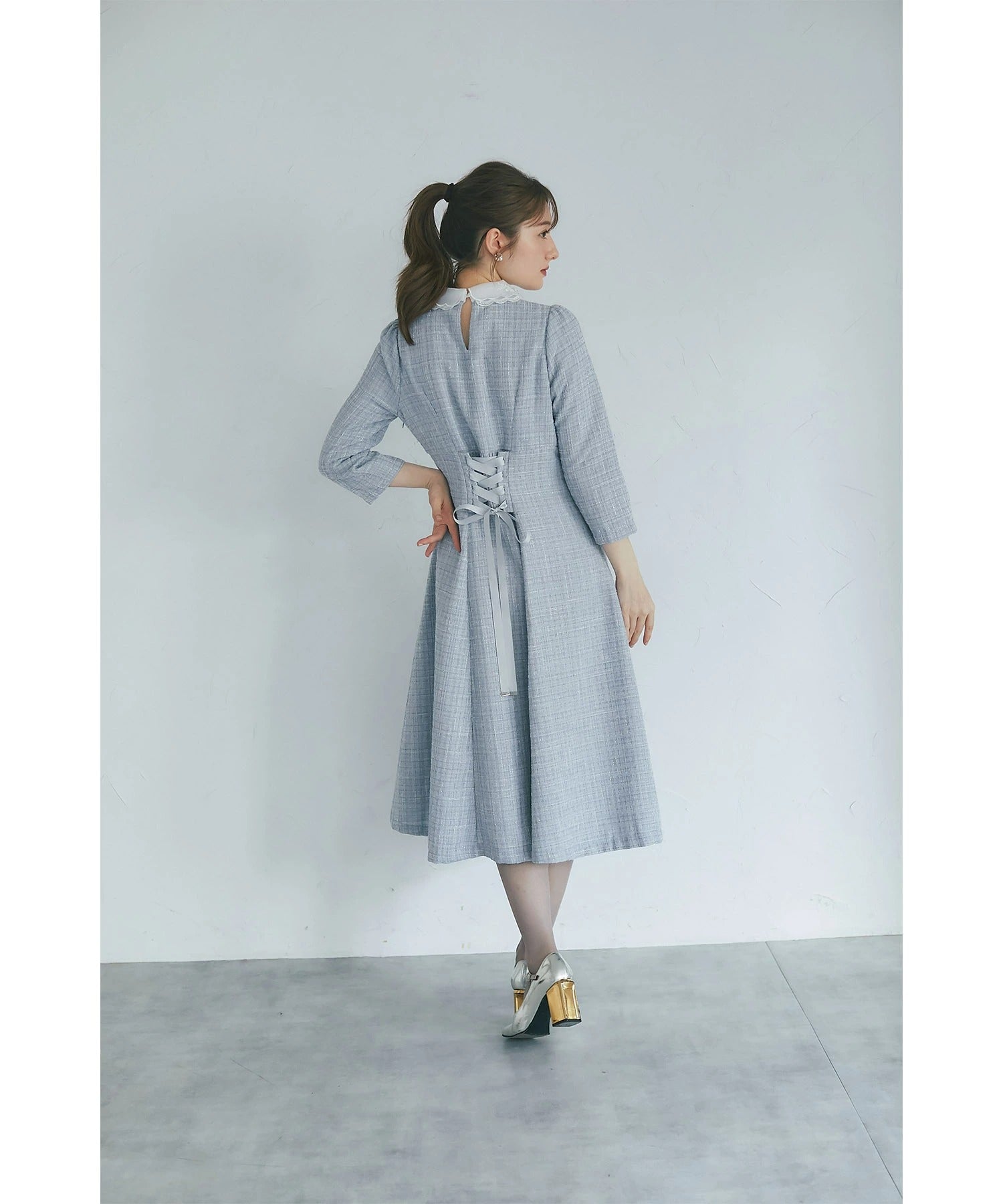 トッコクローゼット tocco closet ビジュー×立体モチーフ付きオーガンジーフラワーレース襟ツイードワンピース ブルー