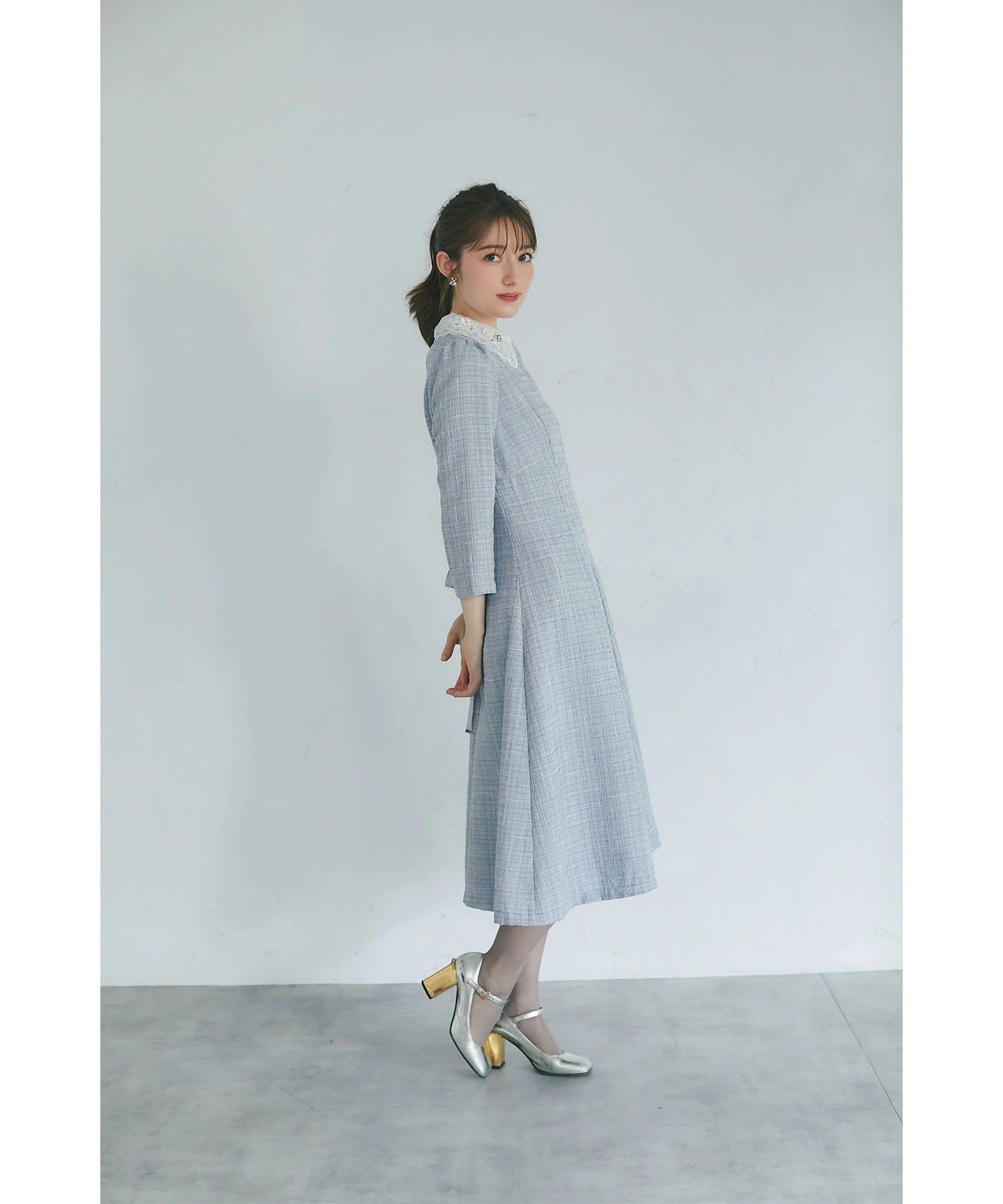 トッコクローゼット tocco closet ビジュー×立体モチーフ付きオーガンジーフラワーレース襟ツイードワンピース ブルー