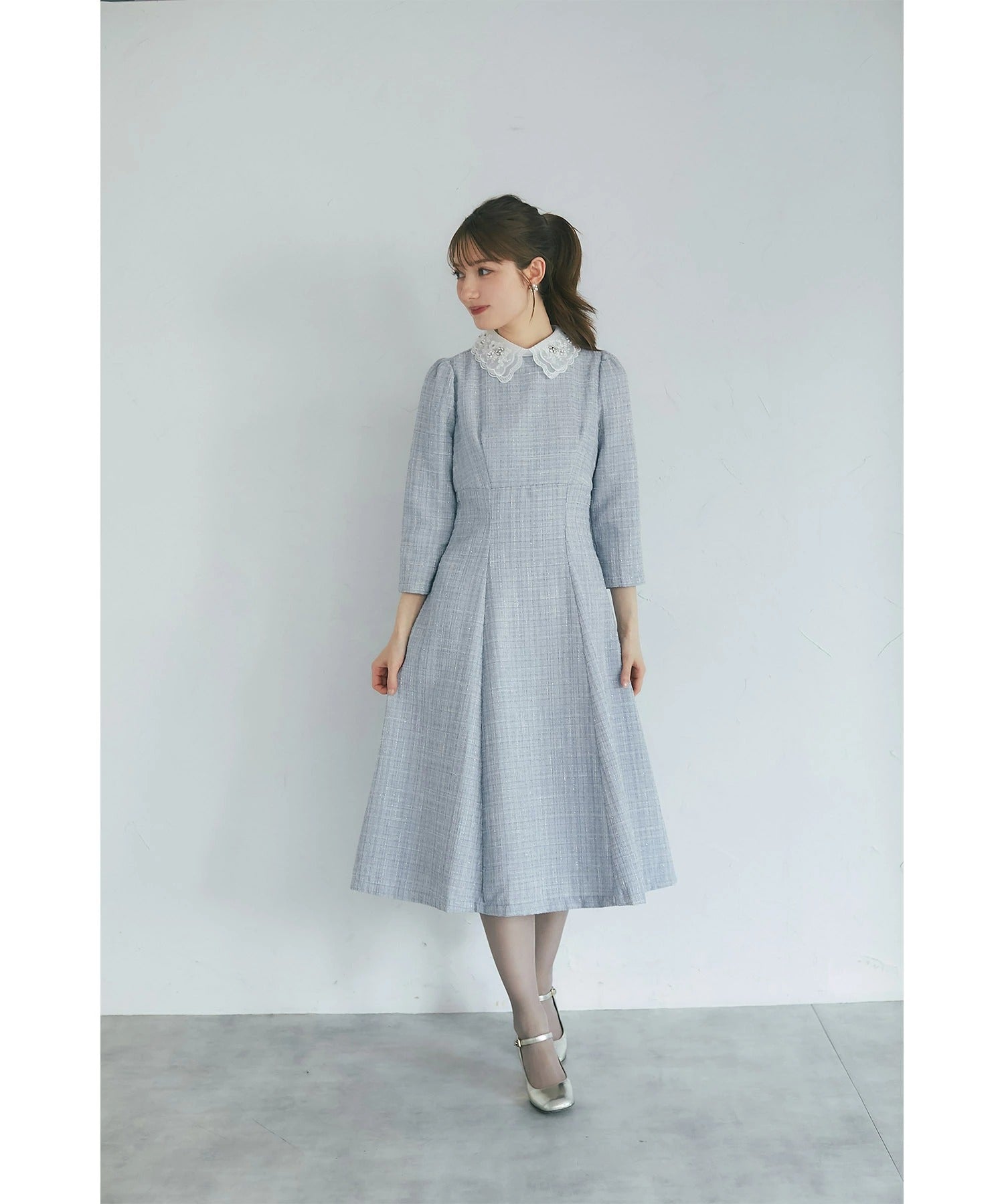 トッコクローゼット tocco closet ビジュー×立体モチーフ付きオーガンジーフラワーレース襟ツイードワンピース ブルー