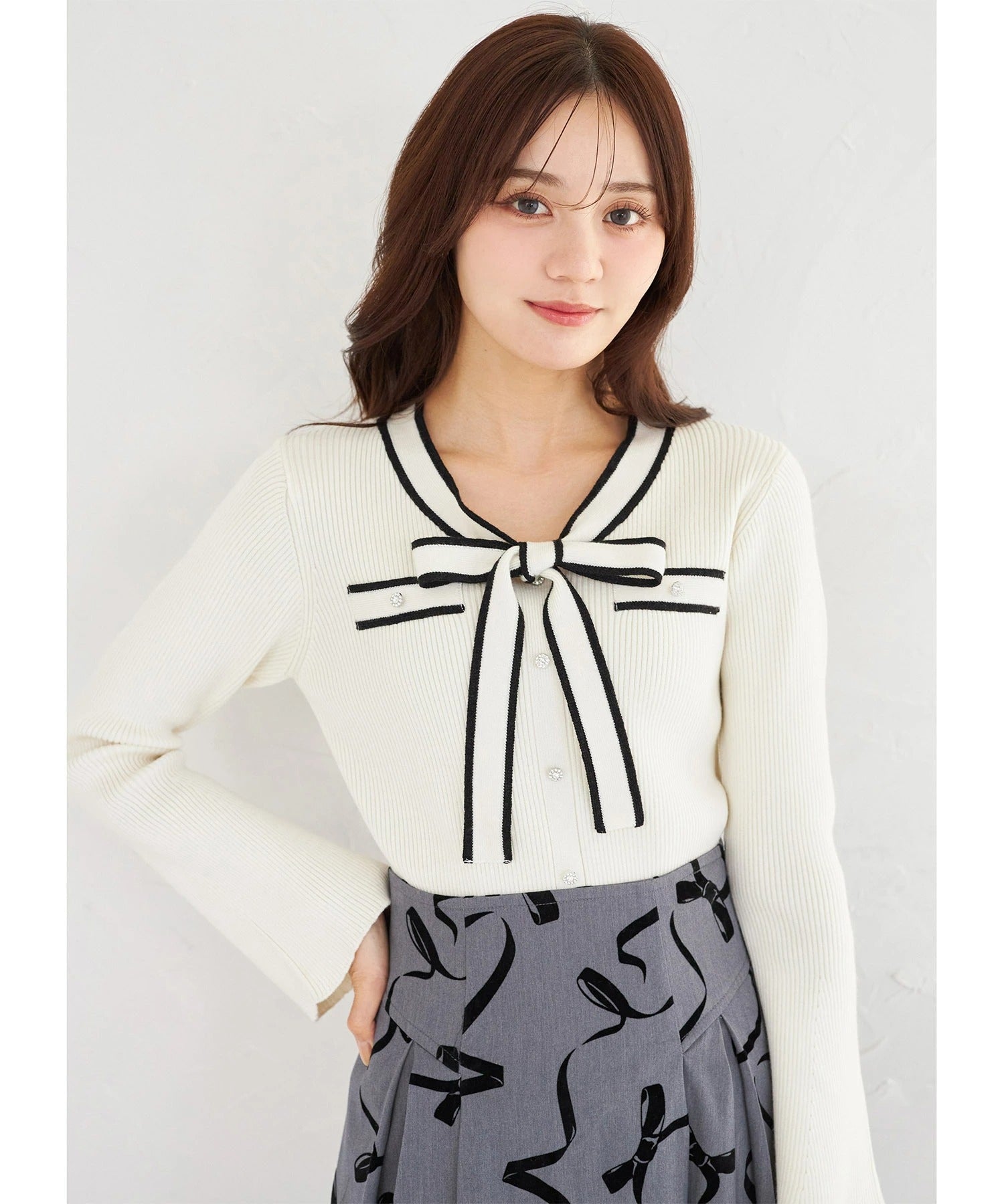 トッコクローゼット tocco closet ビジュー飾り釦付きボウタイリボン配色ニットプルオーバー ホワイト