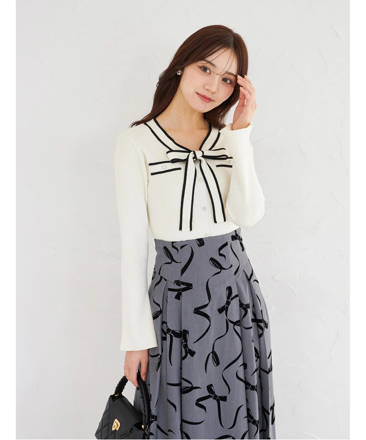 トッコクローゼット tocco closet ビジュー飾り釦付きボウタイリボン配色ニットプルオーバー ホワイト