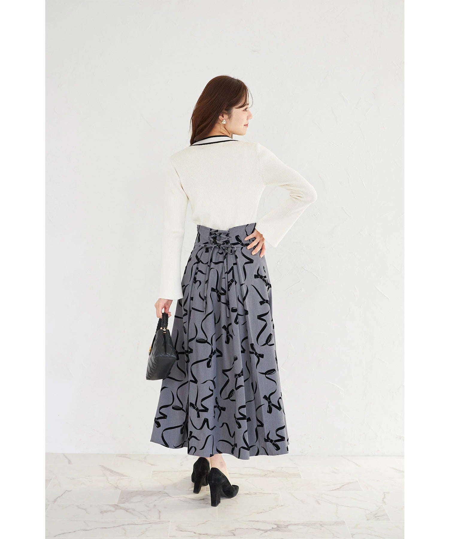 トッコクローゼット tocco closet ビジュー飾り釦付きボウタイリボン配色ニットプルオーバー ホワイト