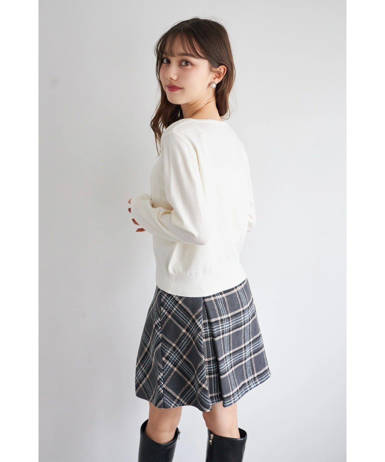 トッコクローゼット tocco closet しっとり保湿シアバター加工＆ハンドウォッシュ♪ビジュー釦ニットカーディガン ホワイト