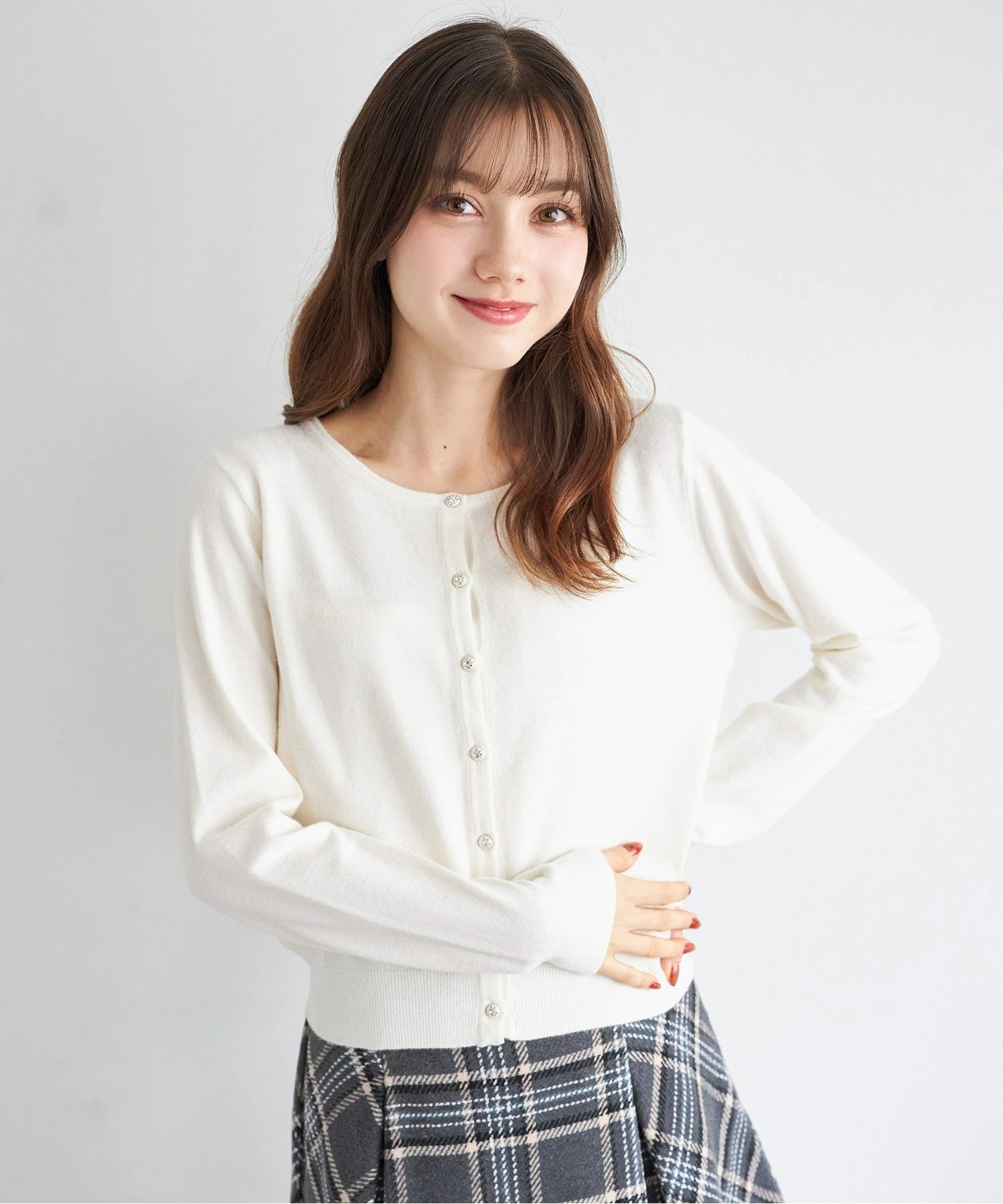 トッコクローゼット tocco closet しっとり保湿シアバター加工＆ハンドウォッシュ♪ビジュー釦ニットカーディガン ホワイト