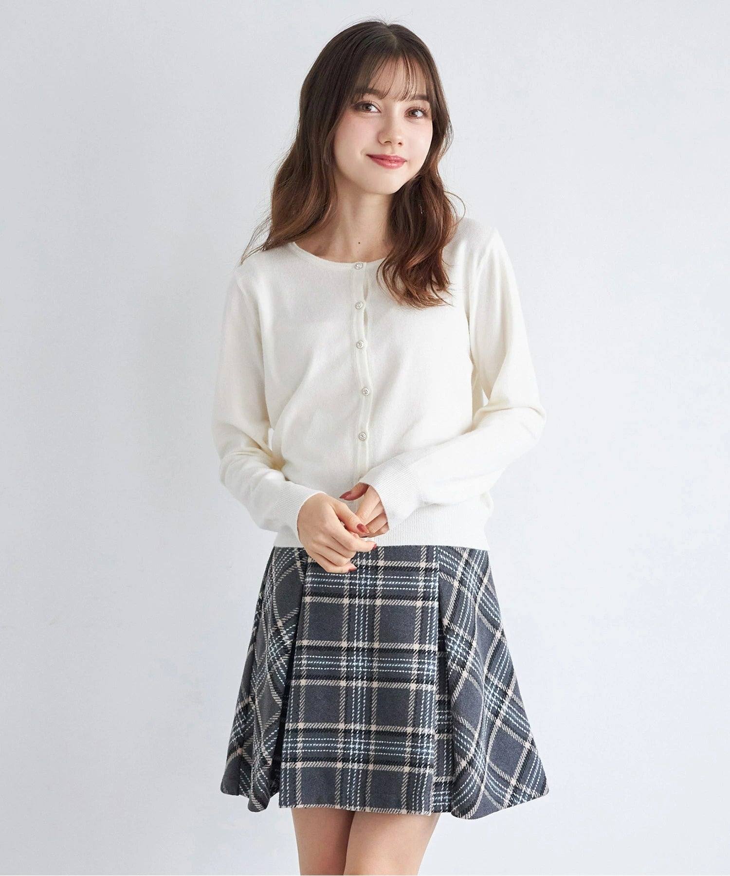トッコクローゼット tocco closet しっとり保湿シアバター加工＆ハンドウォッシュ♪ビジュー釦ニットカーディガン ホワイト