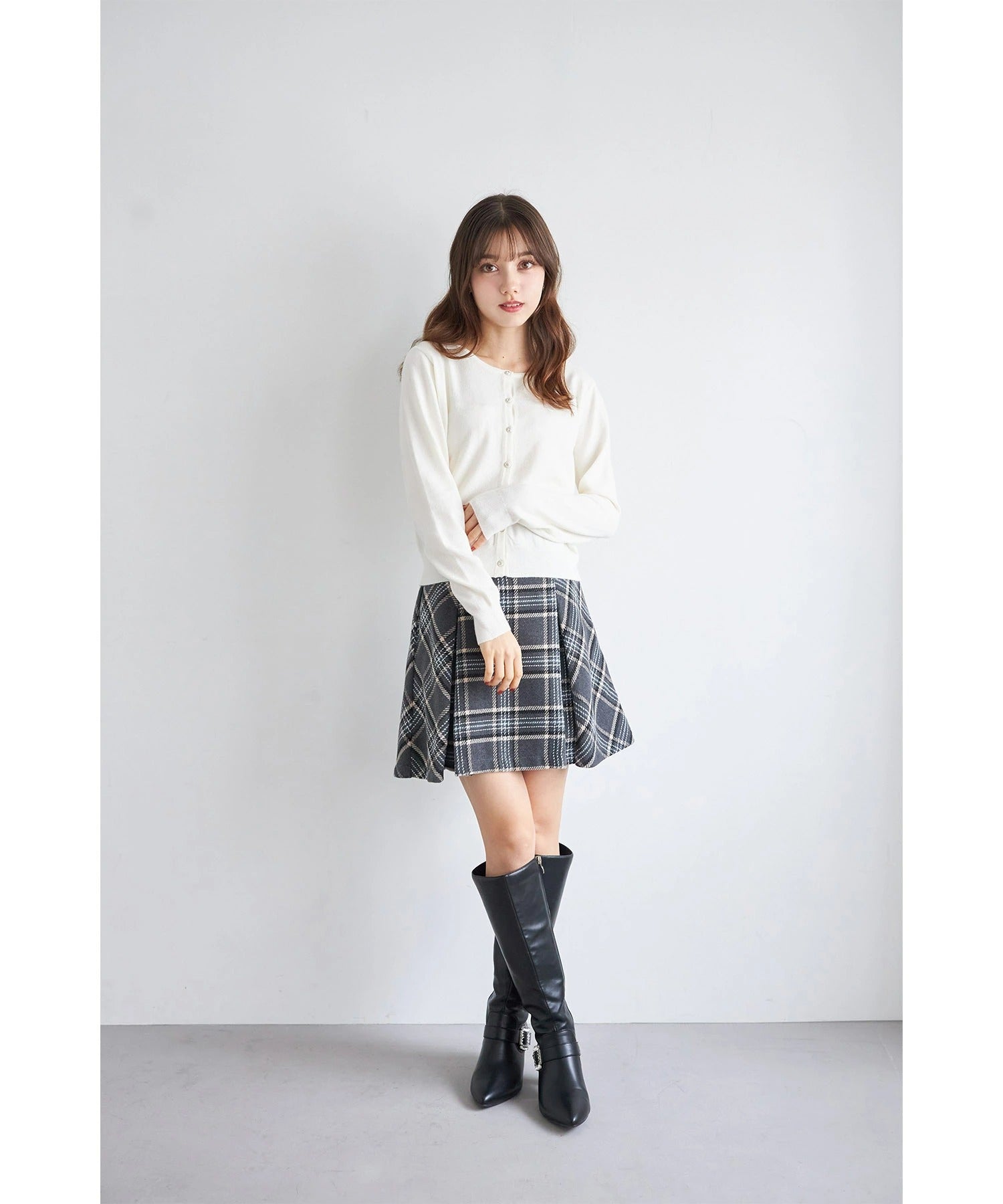 トッコクローゼット tocco closet しっとり保湿シアバター加工＆ハンドウォッシュ♪ビジュー釦ニットカーディガン ホワイト