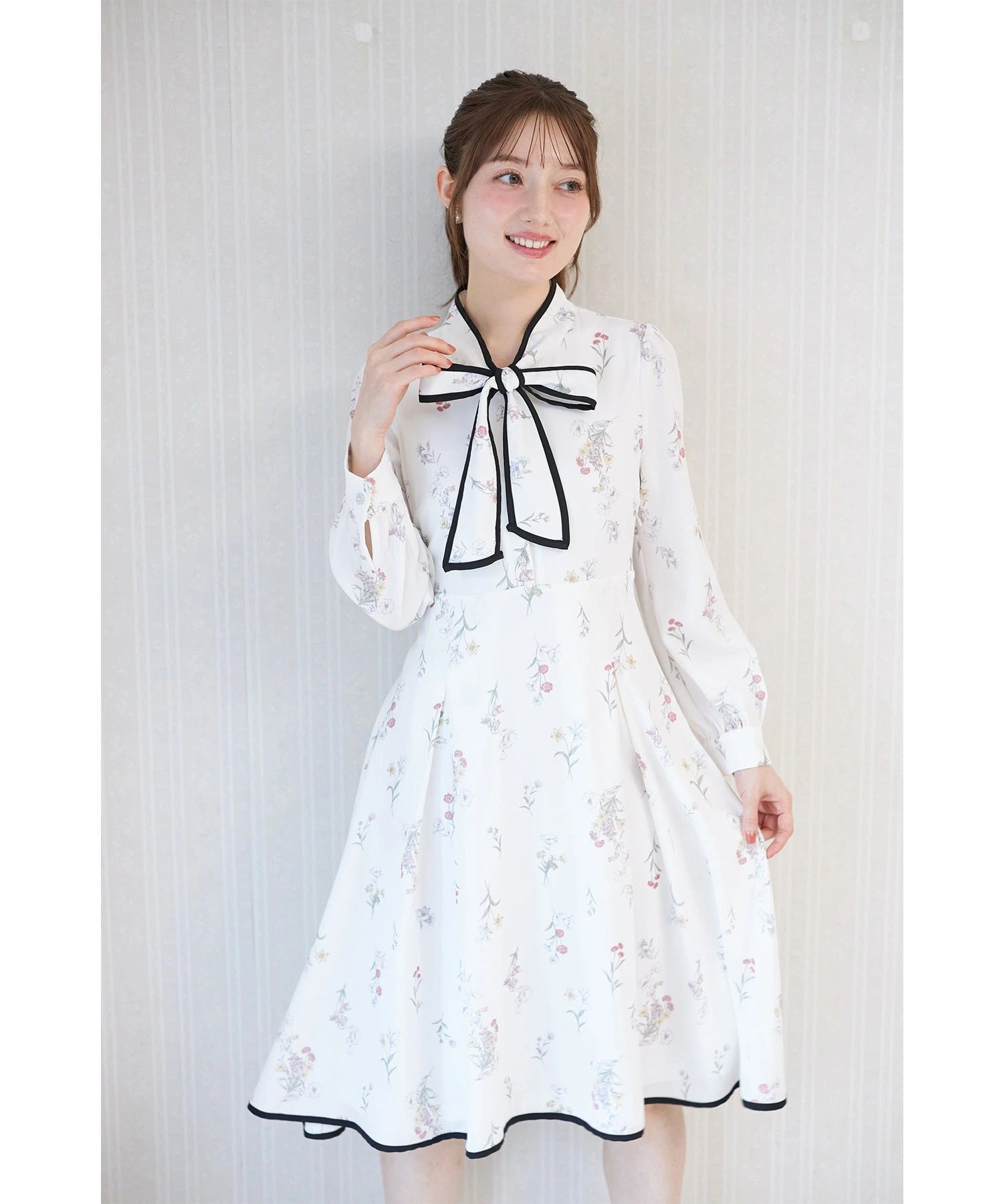 トッコクローゼット tocco closet 配色ライン ボウタイマルチフラワーワンピース ホワイト