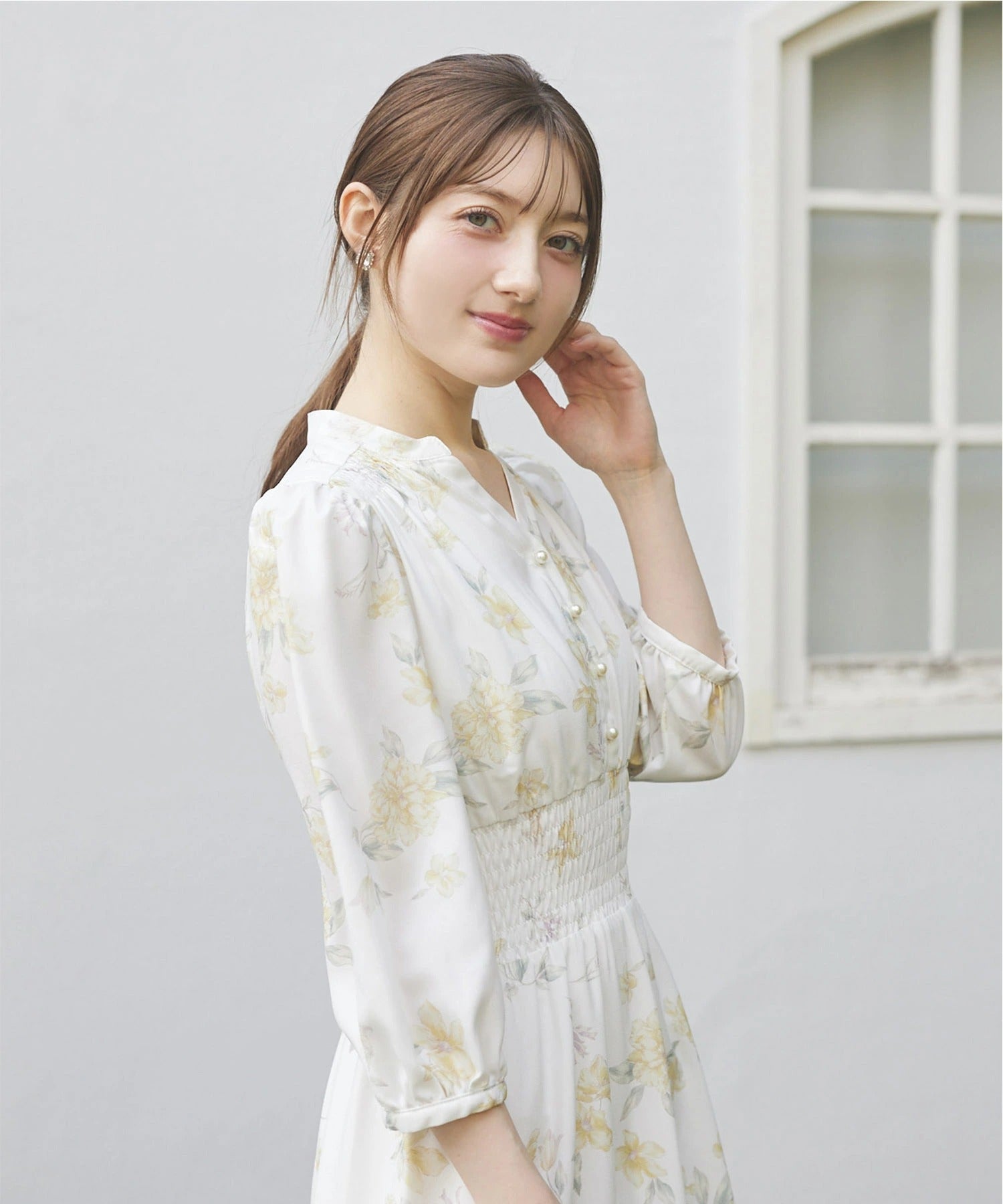 トッコクローゼット tocco closet スタイルUP見えするウエストシャーリングスキッパーフラワープリントワンピース イエロー