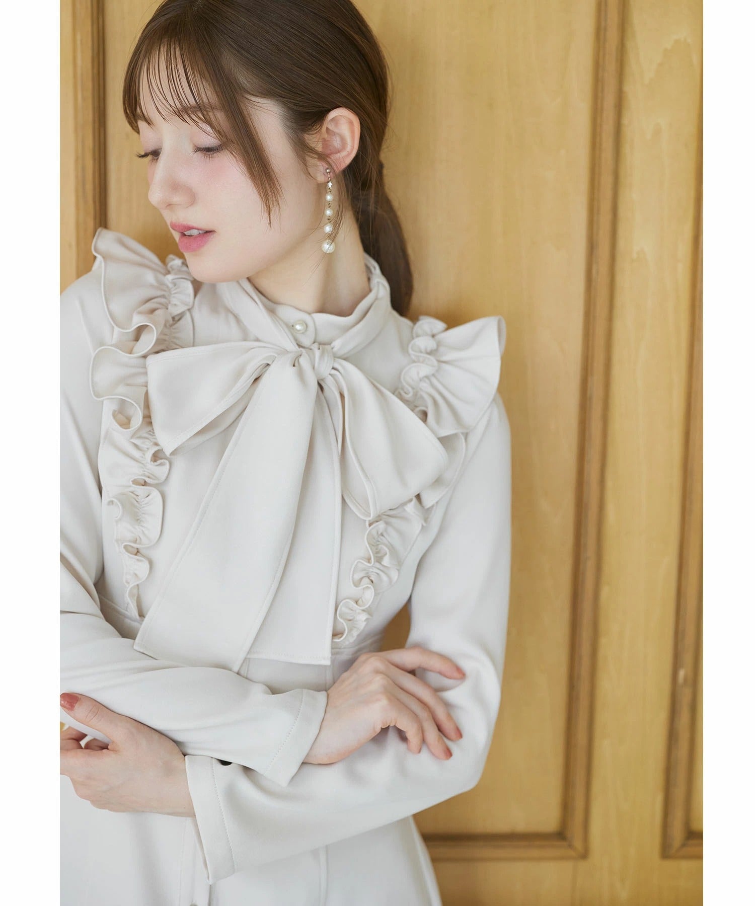 トッコクローゼット tocco closet 品格のある甘さを纏う2WAYボウタイリボン付きパール釦フリルワンピース ホワイト