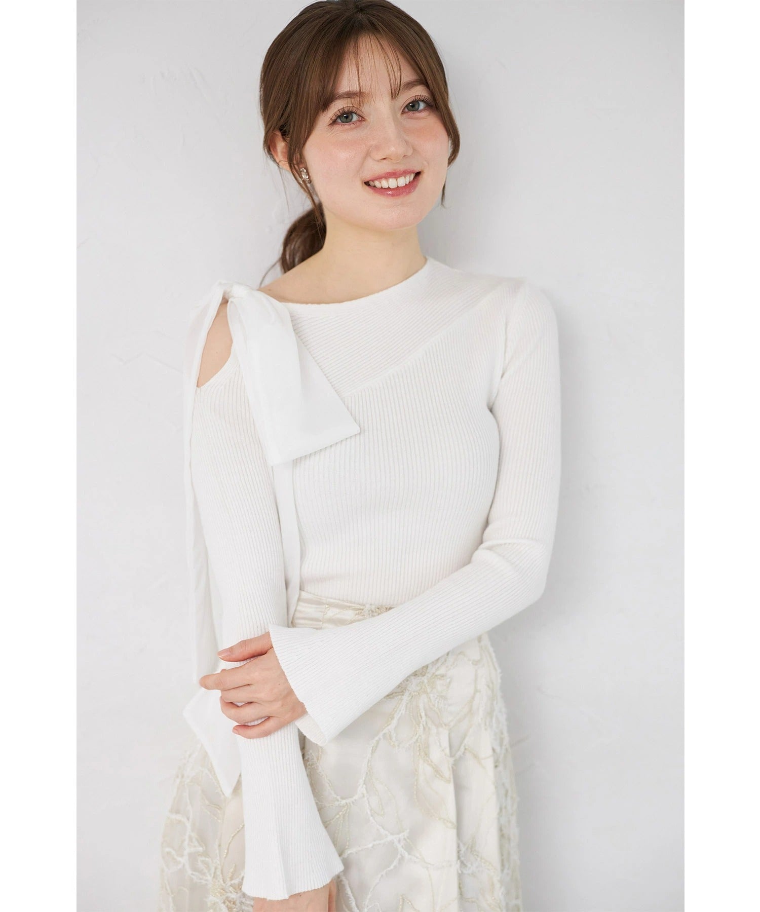 トッコクローゼット tocco closet 肩リボン付きフレアスリーブリブニットプルオーバー ホワイト