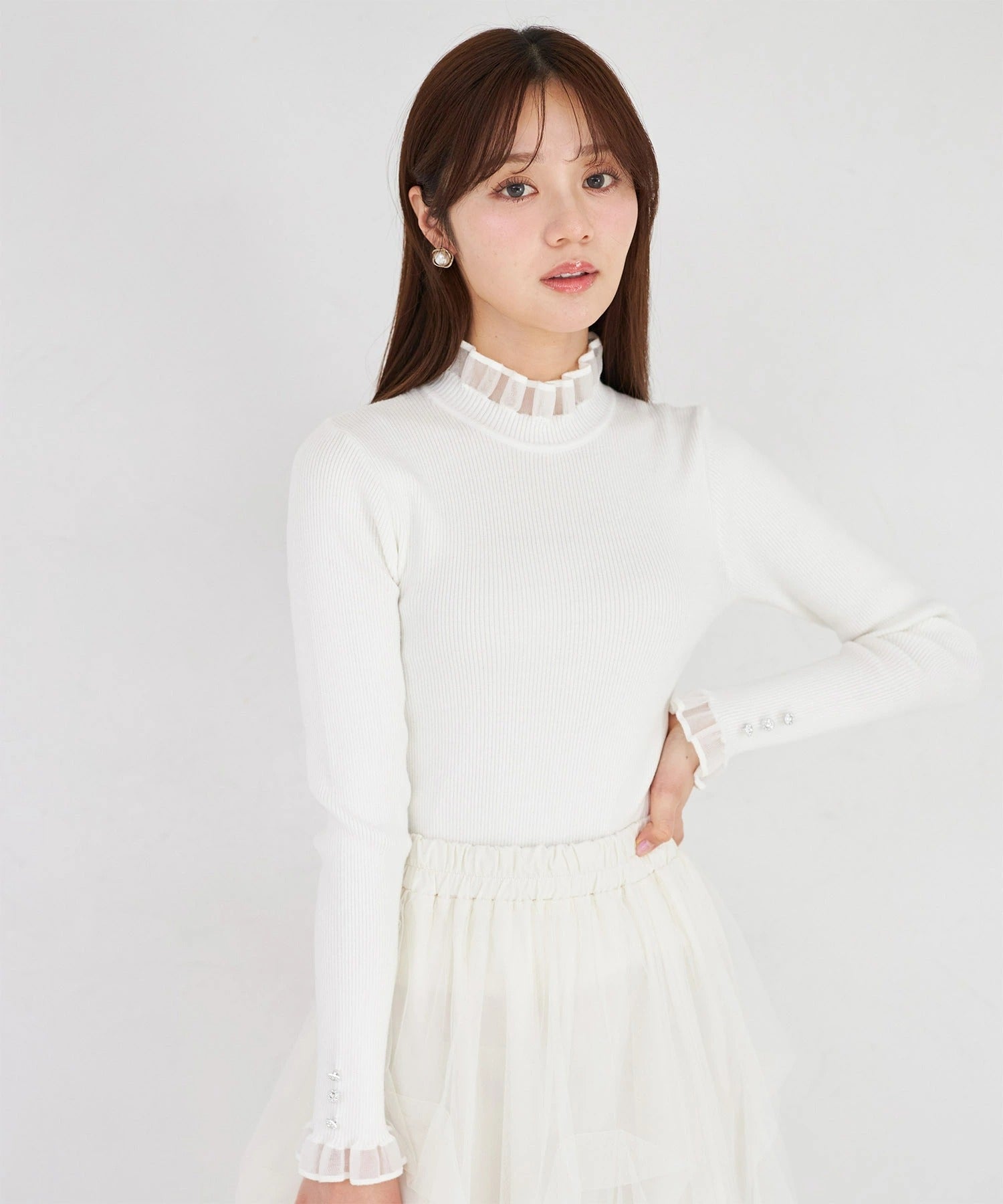 トッコクローゼット tocco closet 袖口ビジュー付きシアーフリル切り替えリブニットプルオーバー ホワイト