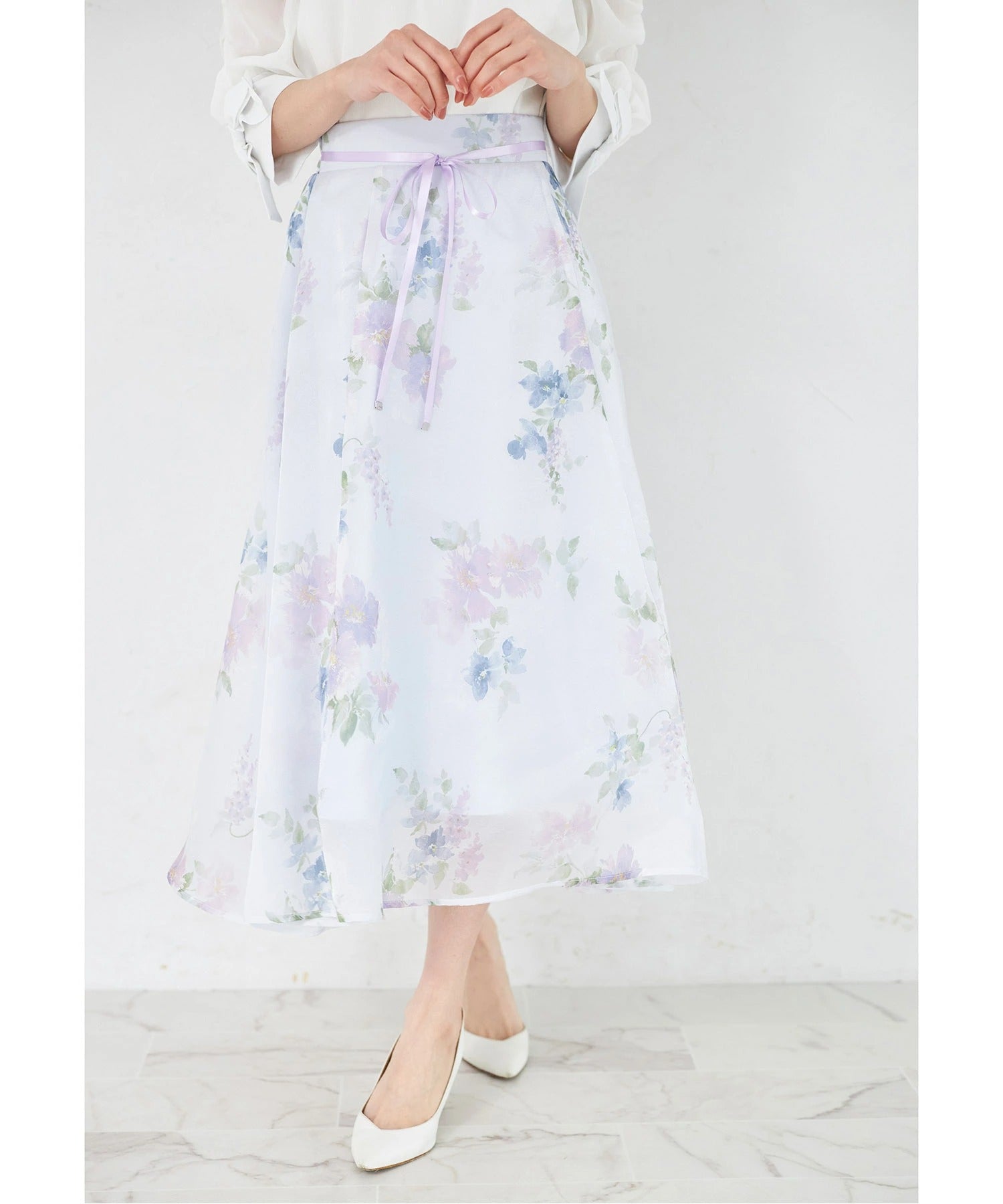 トッコクローゼット tocco closet ウエストリボン付きラメシアーフラワープリントフレアスカート ブルー