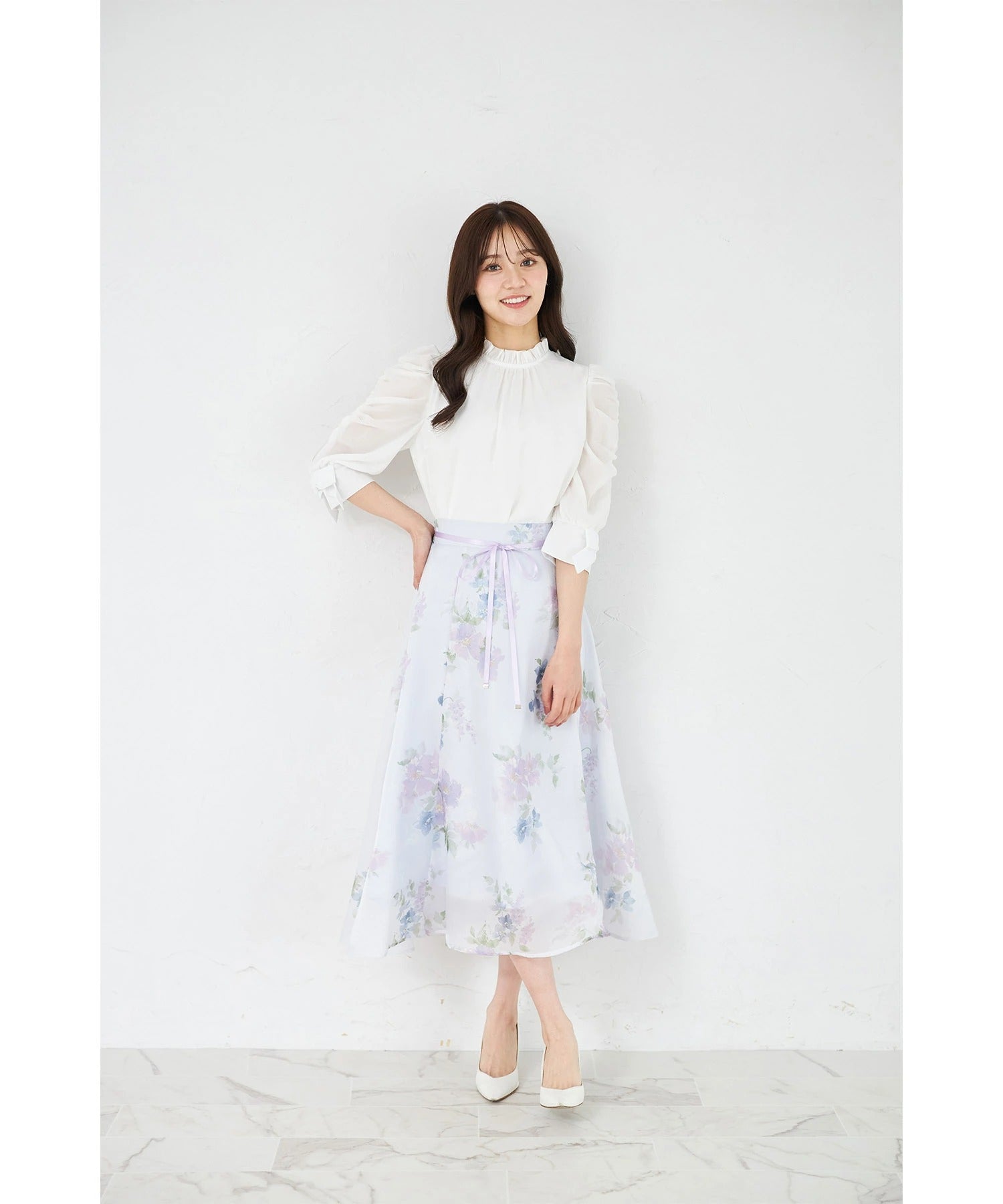 トッコクローゼット tocco closet ウエストリボン付きラメシアーフラワープリントフレアスカート ブルー