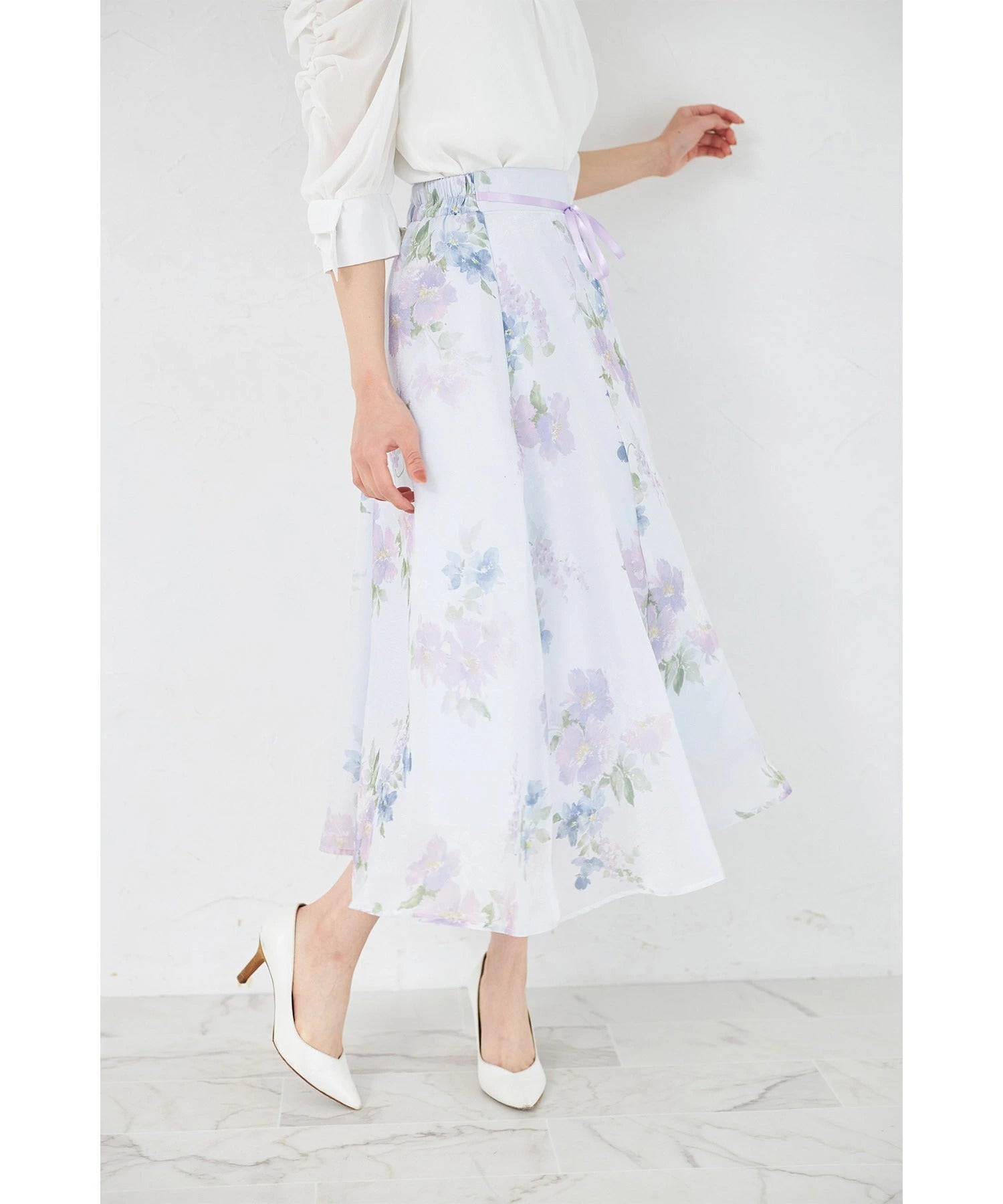 トッコクローゼット tocco closet ウエストリボン付きラメシアーフラワープリントフレアスカート ブルー