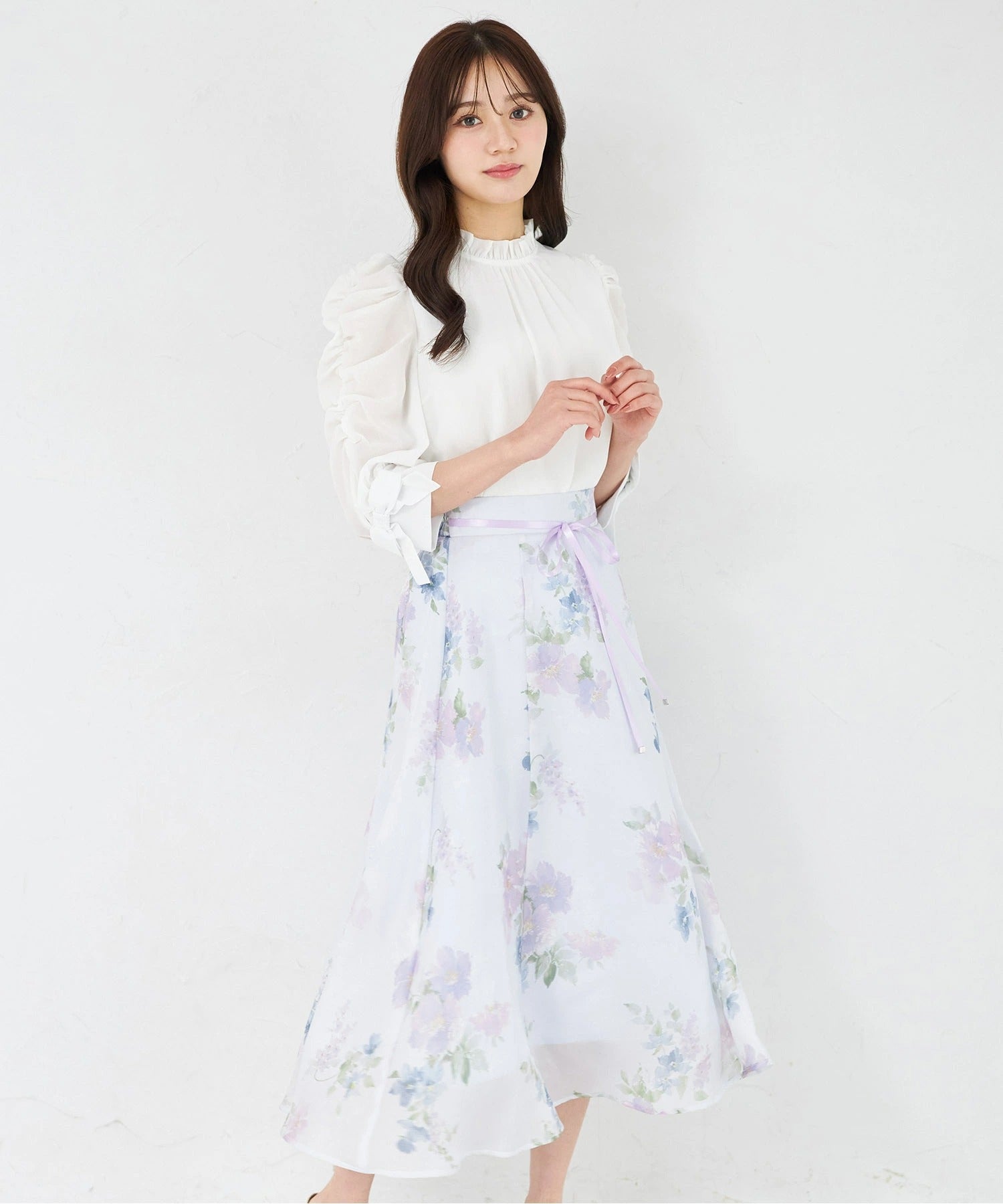 トッコクローゼット tocco closet ウエストリボン付きラメシアーフラワープリントフレアスカート ブルー