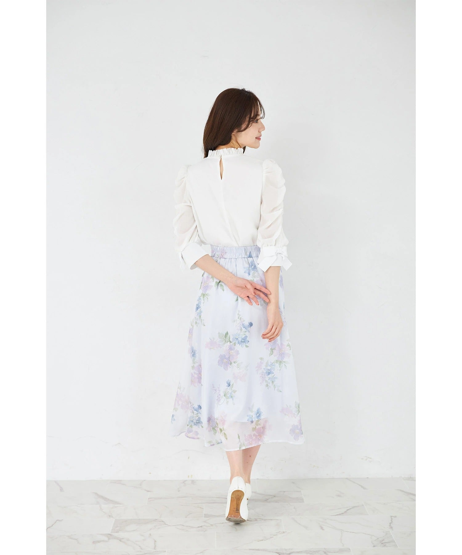 トッコクローゼット tocco closet ウエストリボン付きラメシアーフラワープリントフレアスカート ブルー