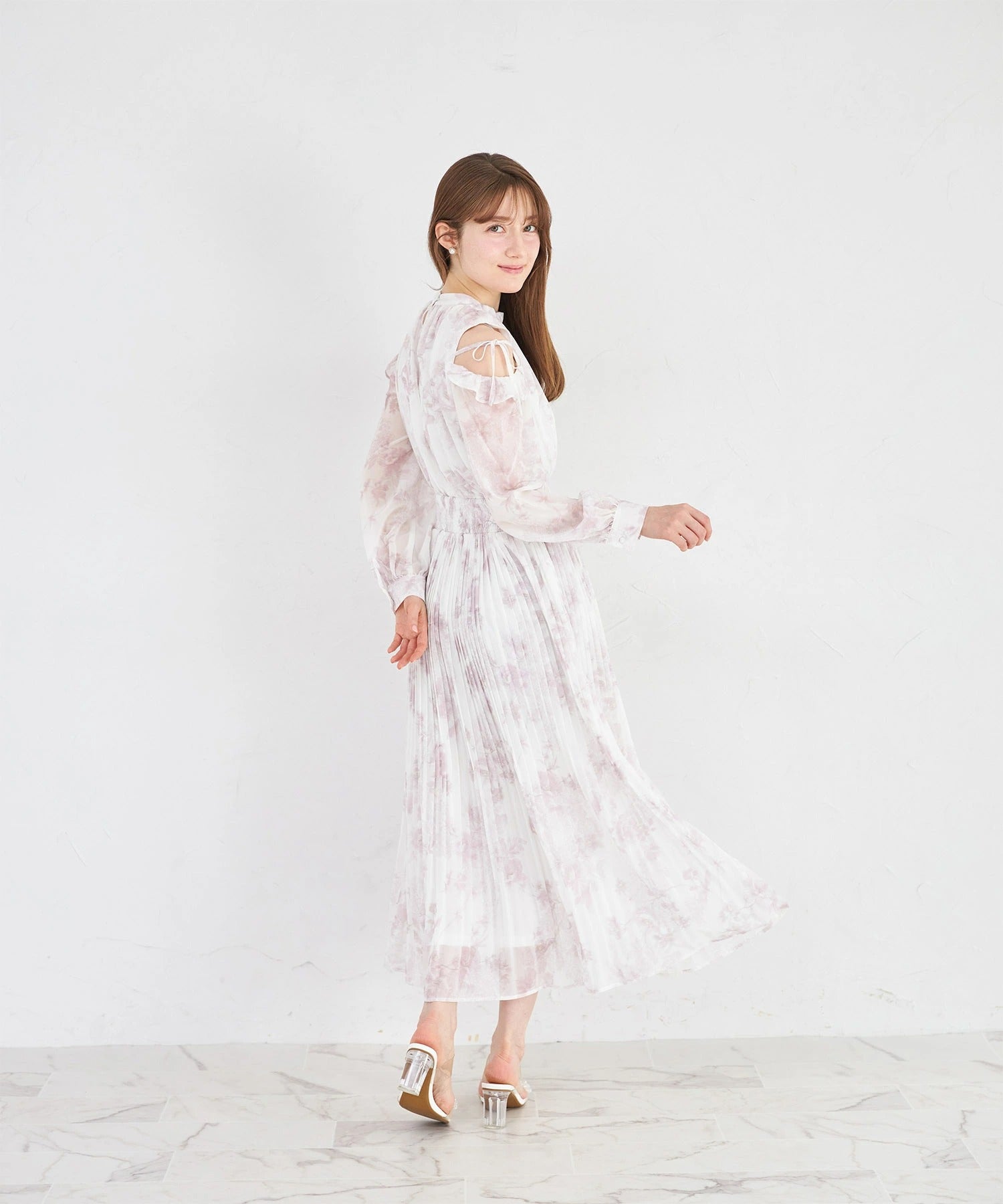 トッコクローゼット tocco closet ウエストシャーリングフラワープリント肩開きサイドリボンOP ピンク