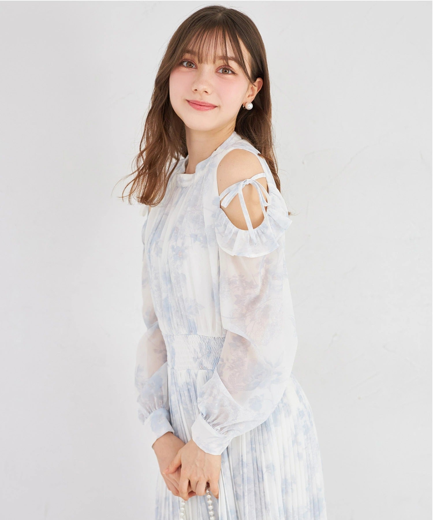 トッコクローゼット tocco closet ウエストシャーリングフラワープリント肩開きサイドリボンOP ブルー