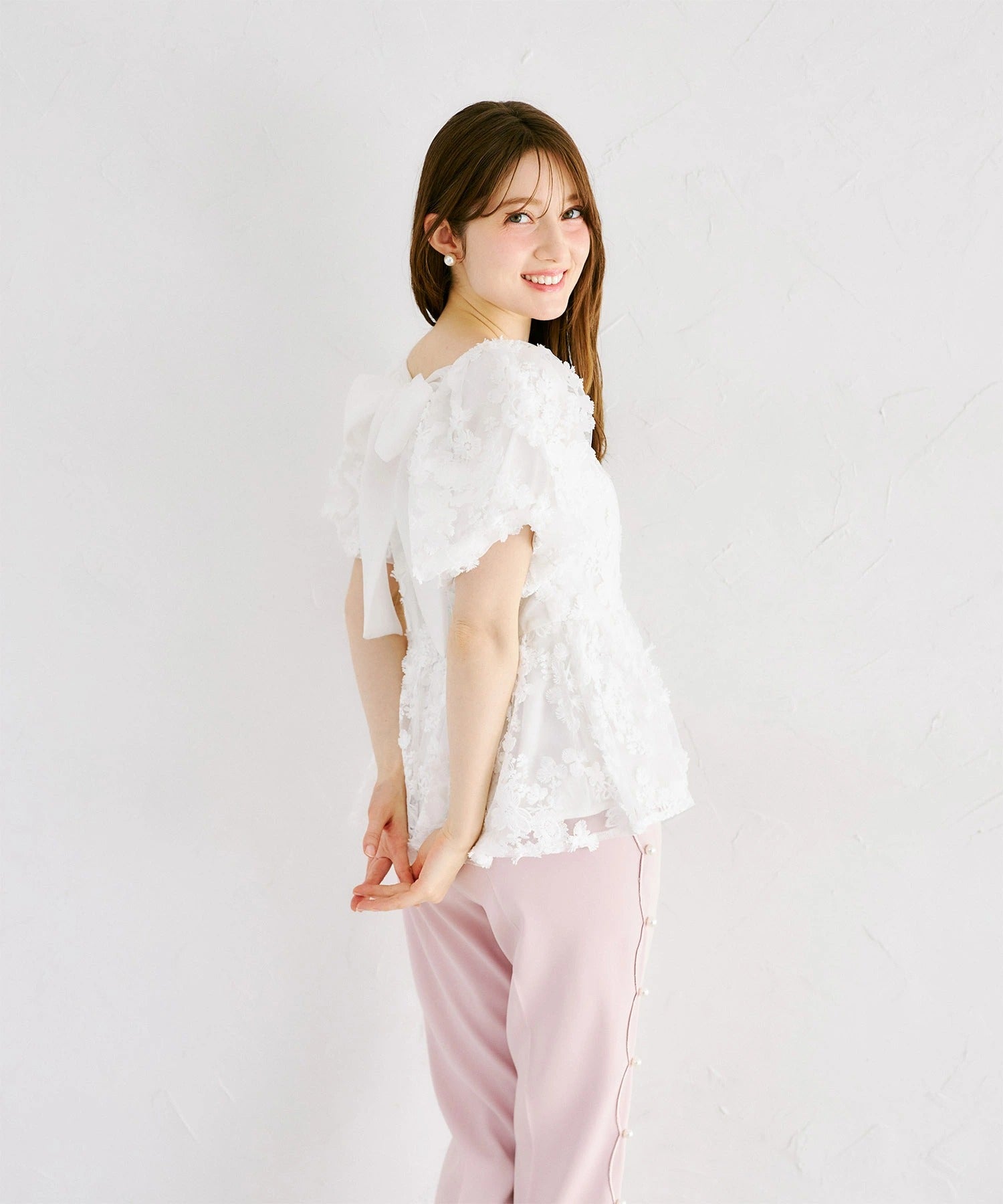 トッコクローゼット tocco closet 後ろリボン付き立体フラワーギャザーブラウス ホワイト